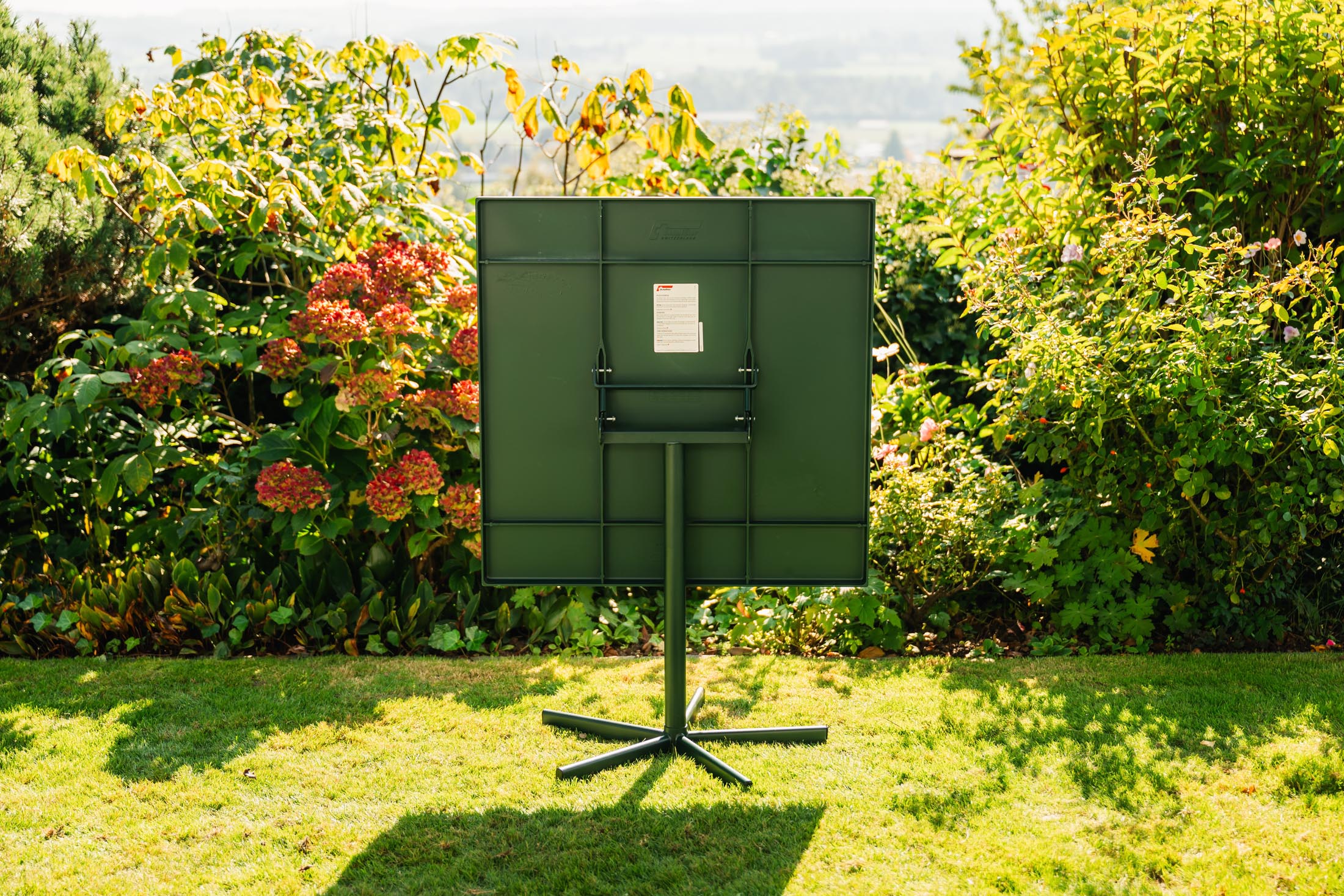 Entdecken Sie den eleganten, klappbaren Bodensee Glasfaser-Gartentisch 80x80 cm von Schaffner – robust, pflegeleicht, wetterfest und perfekt für Ihren Outdoor-Bereich.