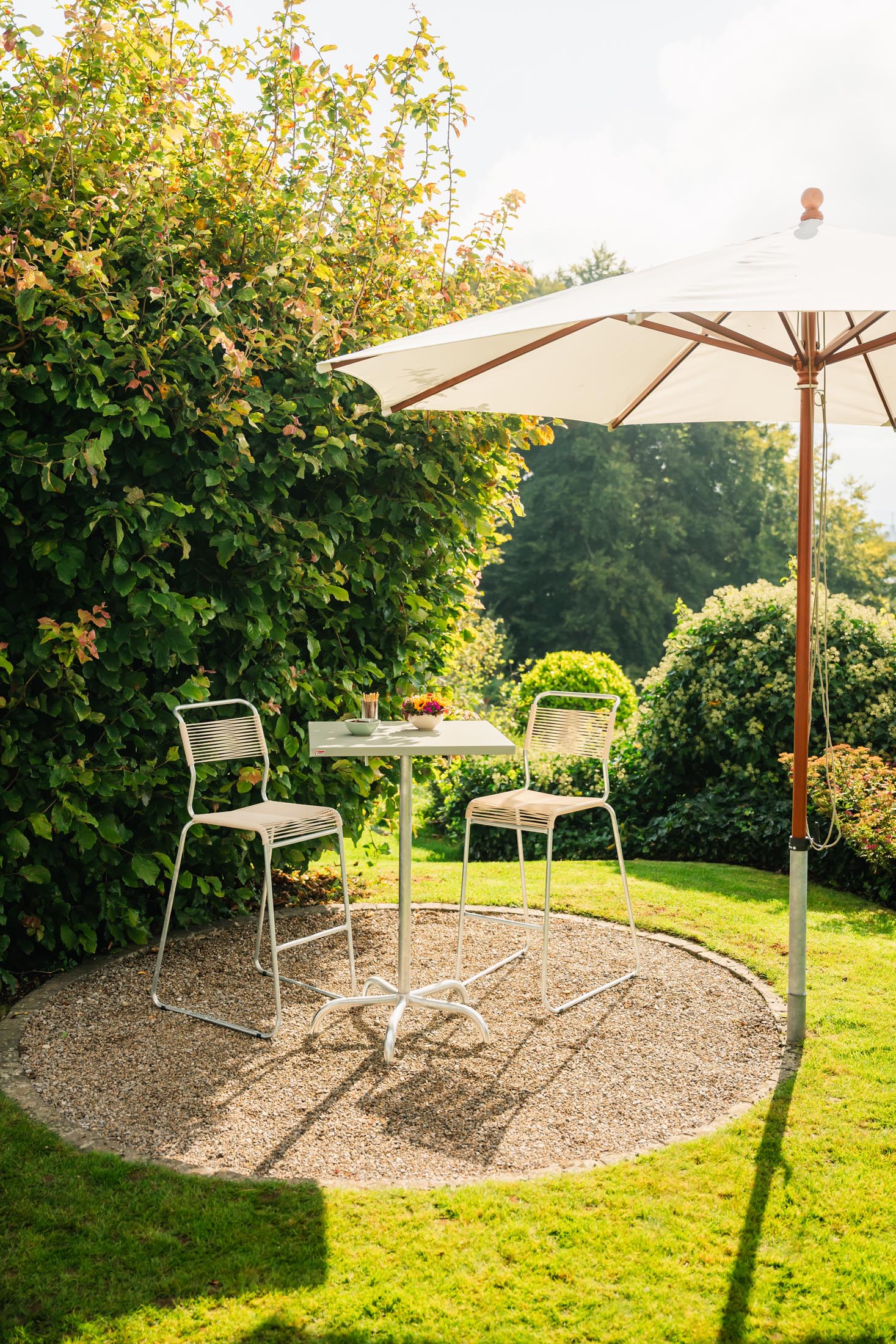 Moderner klappbarer Säntis Metall-Stehtisch 80x80/110 für den Außenbereich, perfekt für gesellige Runden und stilvolle Events.