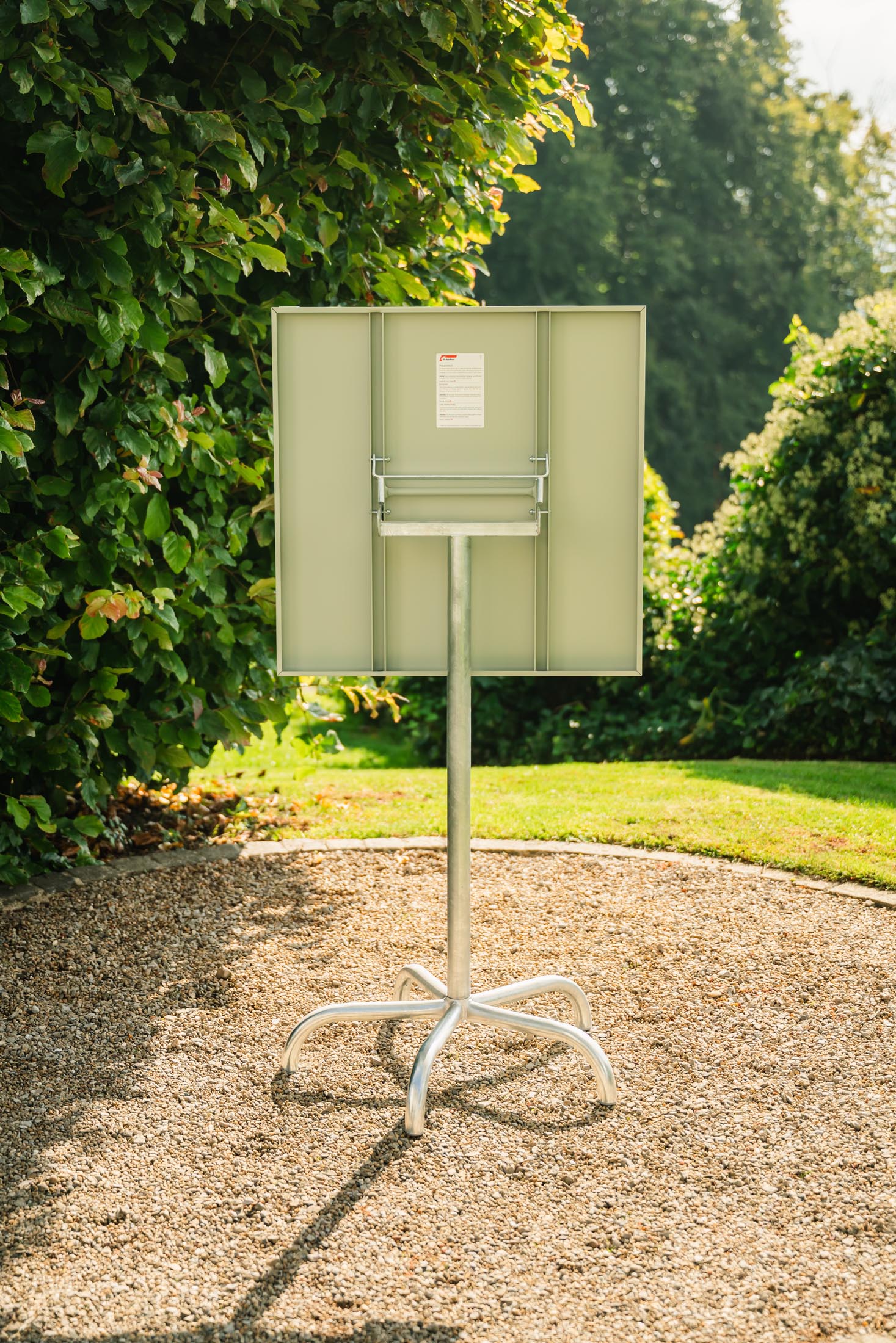 Säntis Metall-Stehtisch Outdoor 80x80 /110 klappbar in Pastellgrün präsentiert im Onlineshop von KAQTU Design AG. Hochtisch Outdoor ist von Schaffner