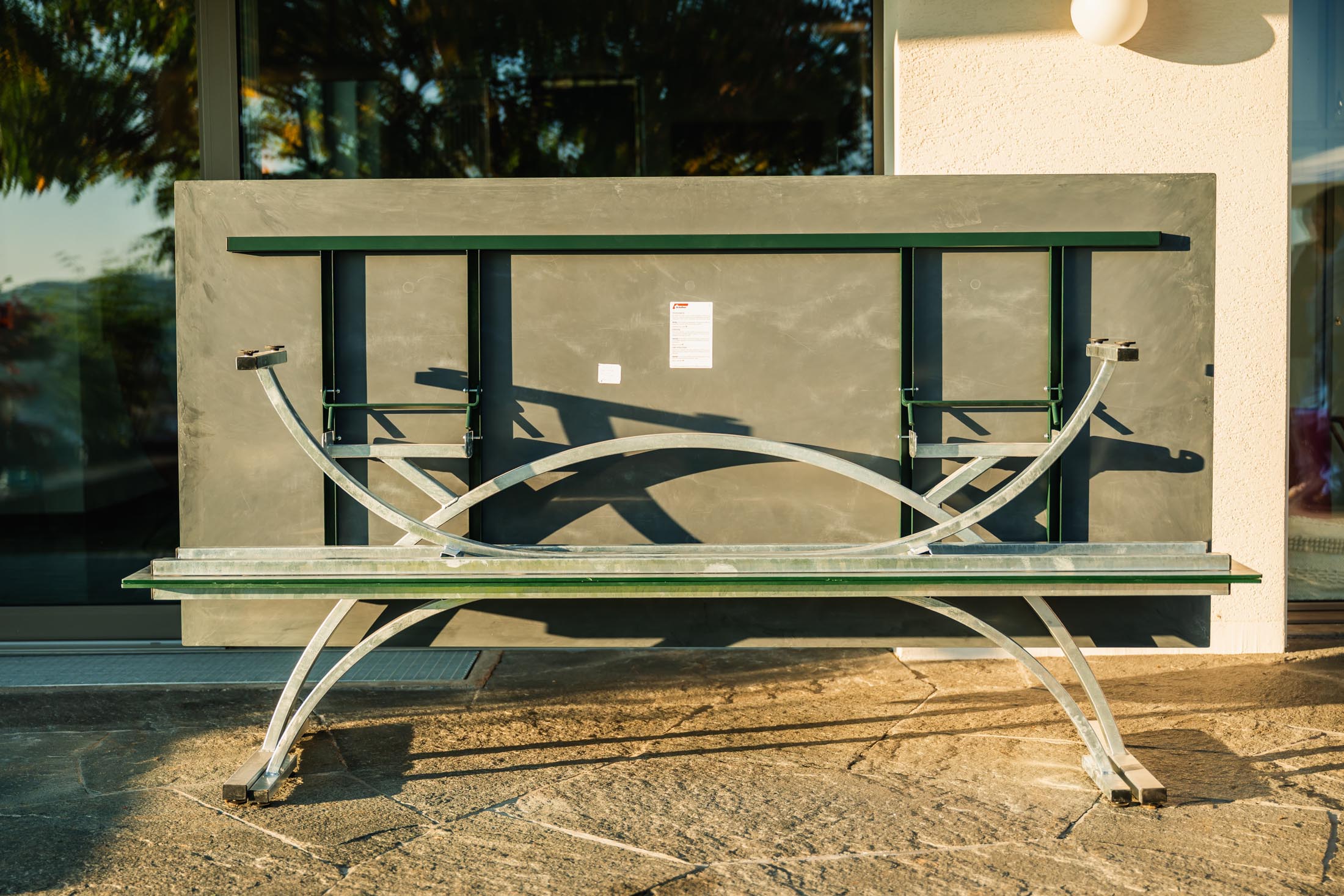 Bernardino Gartentisch aus Glasfaser 220x100 klappbar in Alusilber präsentiert im Onlineshop von KAQTU Design AG. Gartentisch ist von Schaffner