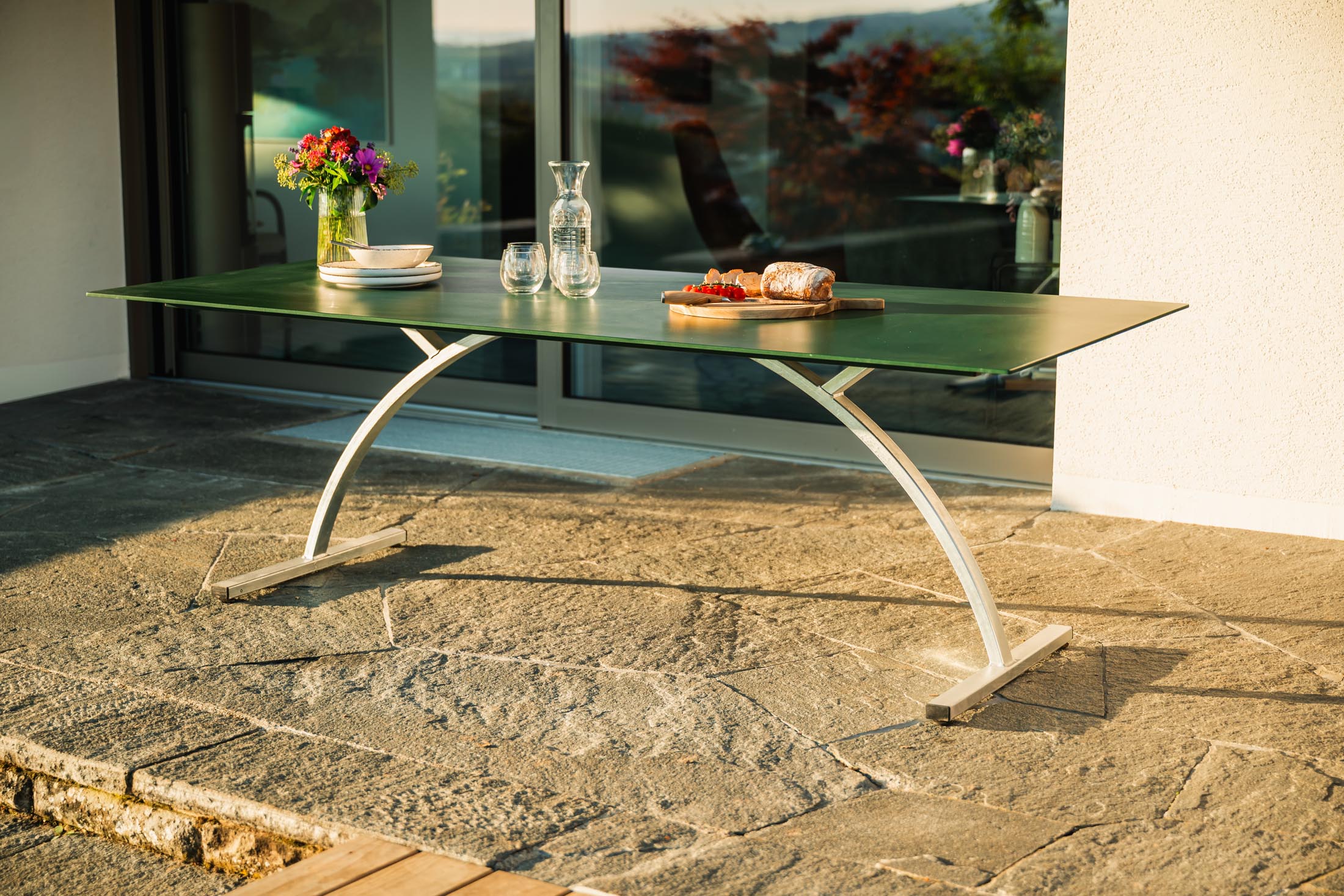 Bernardino Gartentisch aus Glasfaser 220x100 klappbar in Alusilber präsentiert im Onlineshop von KAQTU Design AG. Gartentisch ist von Schaffner