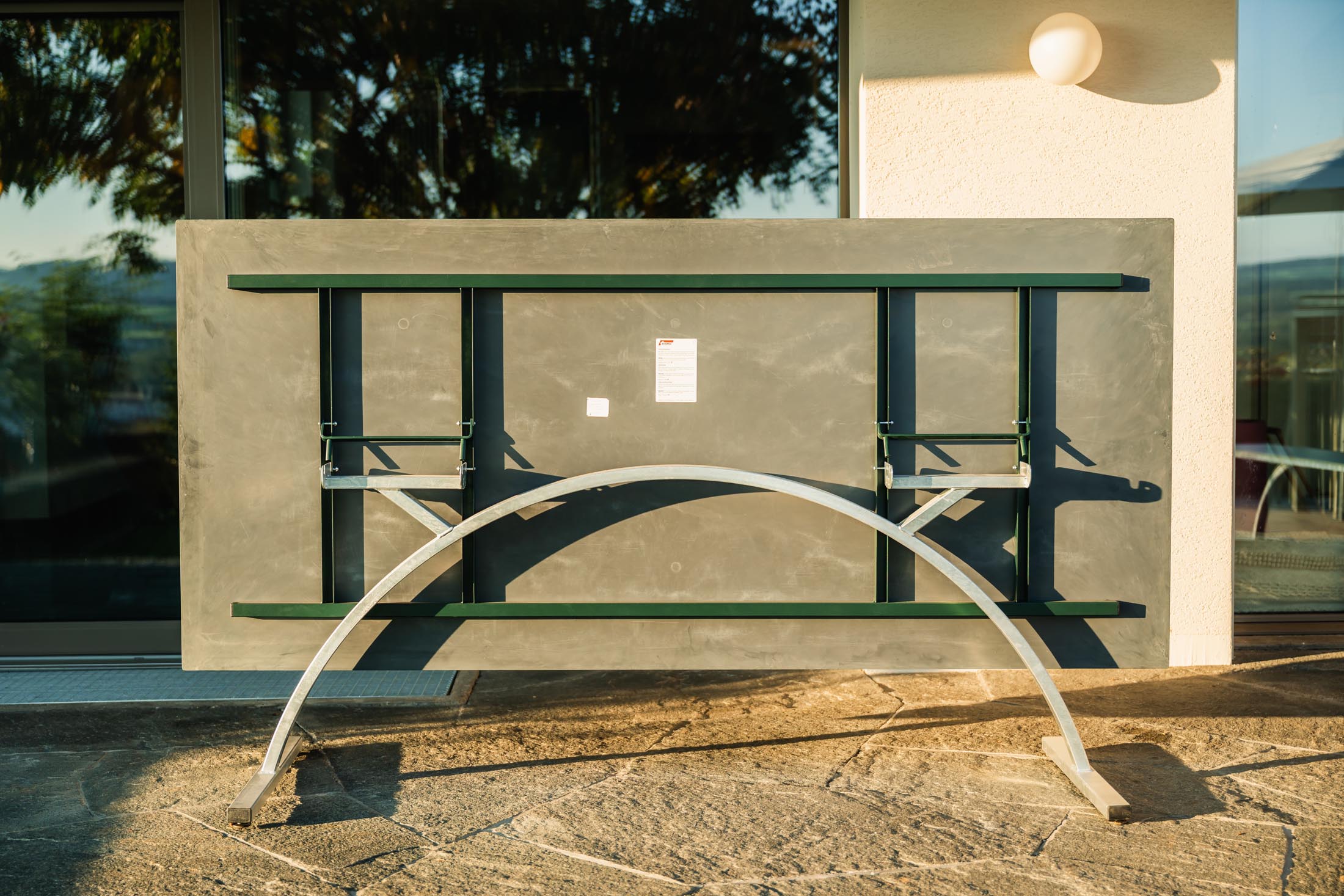 Bernardino Gartentisch aus Glasfaser 220x100 klappbar in Alusilber präsentiert im Onlineshop von KAQTU Design AG. Gartentisch ist von Schaffner