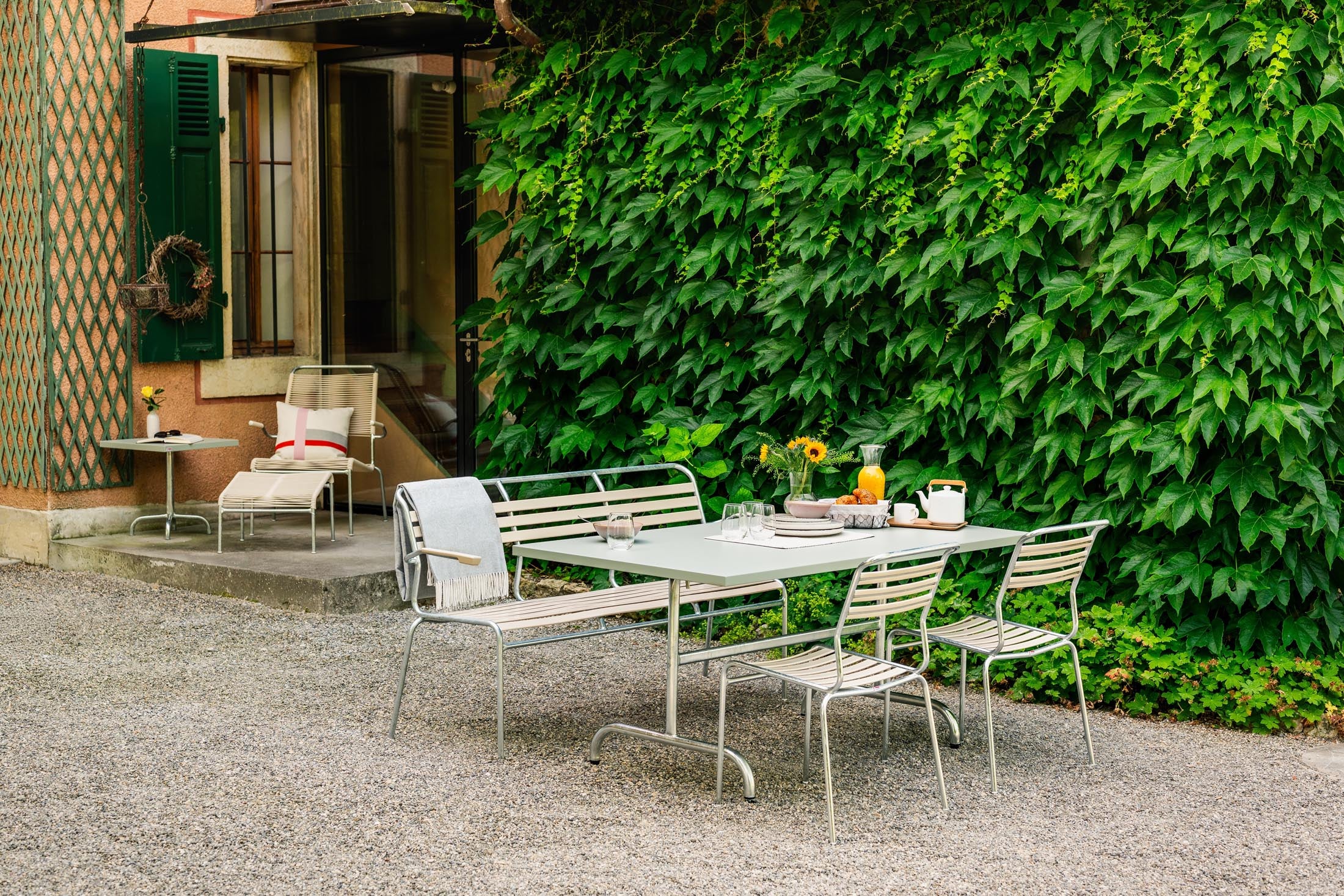 Robuster, klappbarer Säntis Metall-Gartentisch 165x90 cm aus wetterfestem, langlebigem Swiss Made Material – perfekt für Garten, Terrasse und Outdoor.