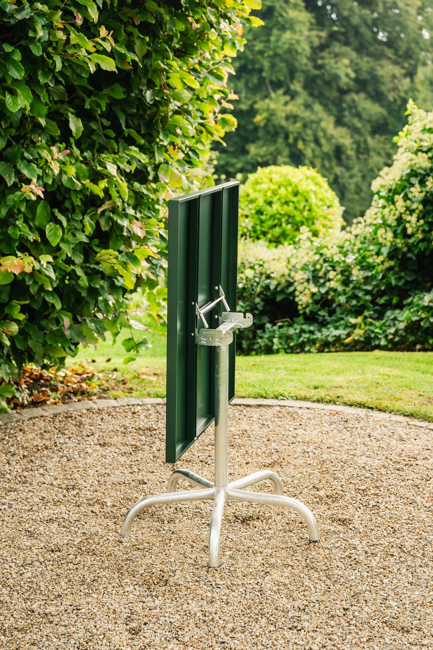 Moderner klappbarer Gartentisch Säntis aus robustem Metall, ideal für gemütliche Zusammenkünfte im Garten oder auf der Terrasse.