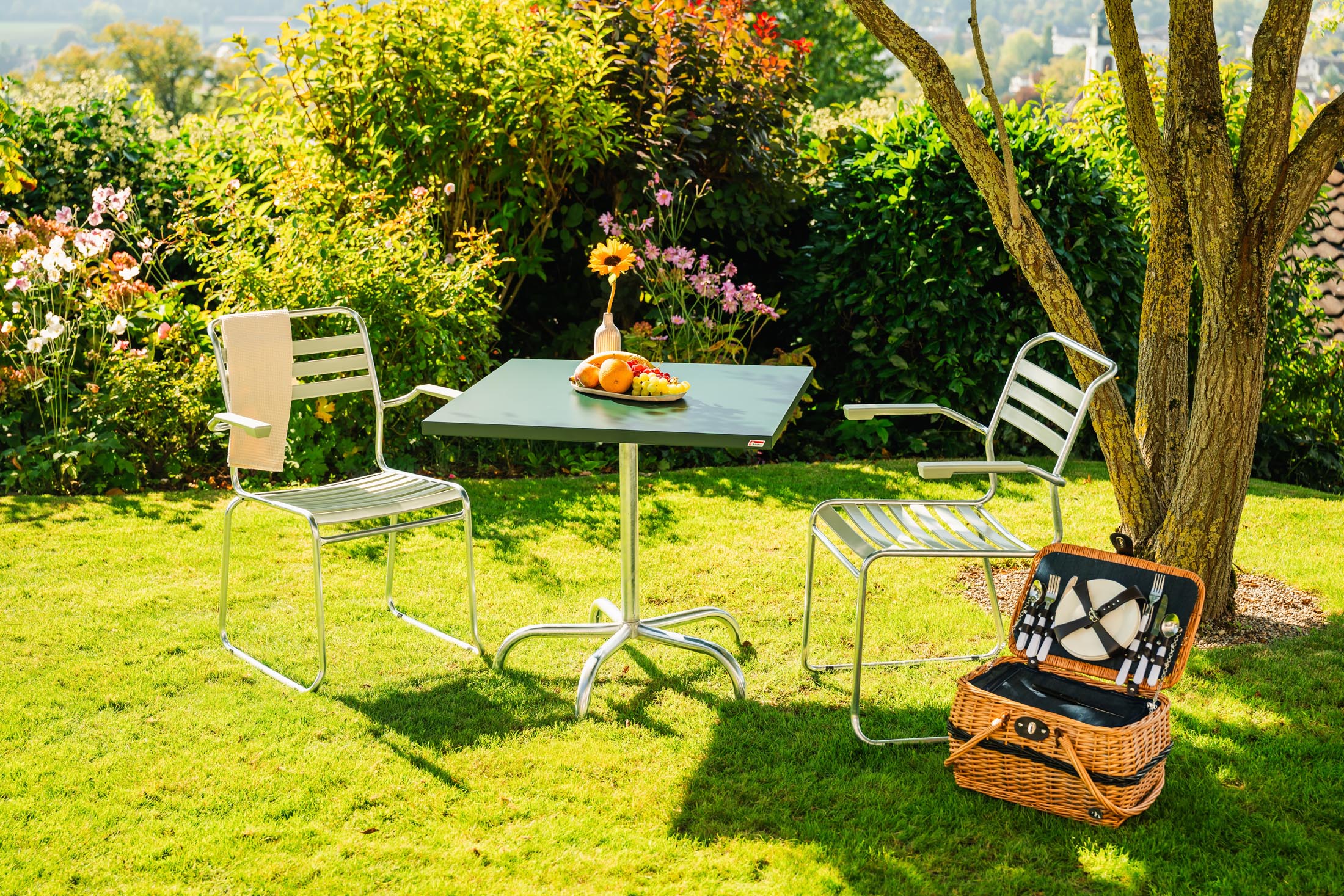 Hochwertiger Säntis Metall-Gartentisch 80x80, klappbar und wetterfest. Schweizer Handwerkskunst, langlebig, platzsparend und perfekt für Garten, Terrasse oder Balkon.