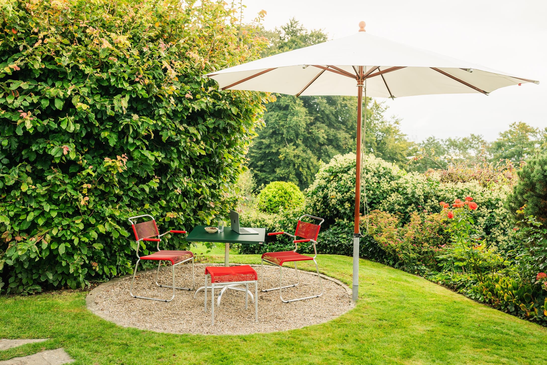 Hochwertiger, klappbarer Säntis Metall-Gartentisch 80x80 aus robustem, wetterfestem Schweizer Stahl. Perfekt für Garten, Balkon und Terrasse.