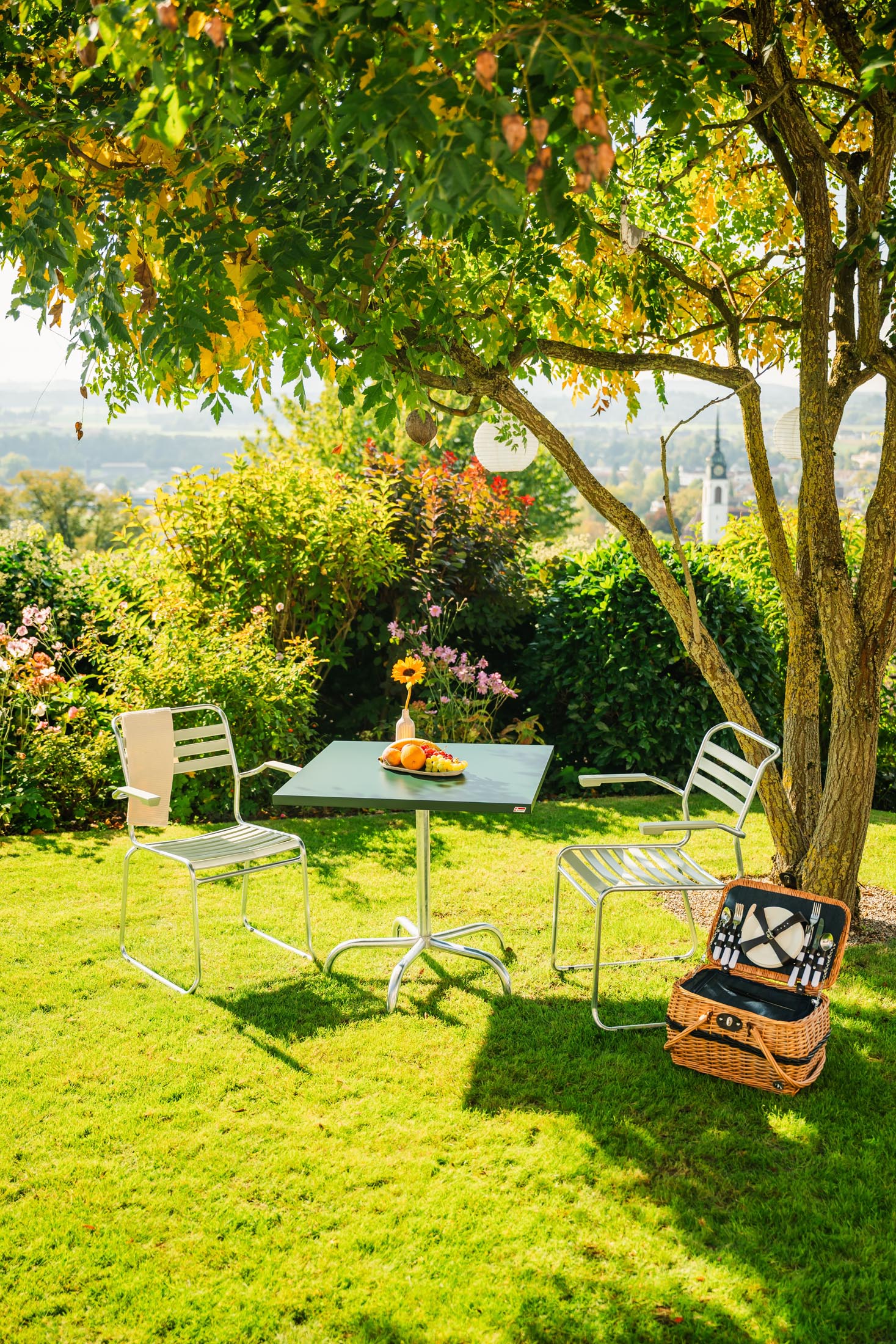 Robuster, klappbarer Säntis Metall-Gartentisch 80x80 aus Schweizer Qualität. Wetterfest, pflegeleicht und ideal für Garten, Balkon oder Terrasse.