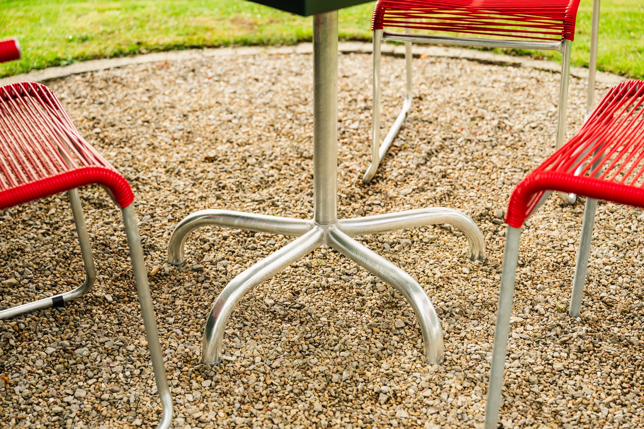 Hochwertiger, klappbarer Säntis Metall-Gartentisch 80x80 aus wetterfestem Stahl. Schweizer Qualität, langlebig, platzsparend und perfekt für Garten, Terrasse oder Balkon.