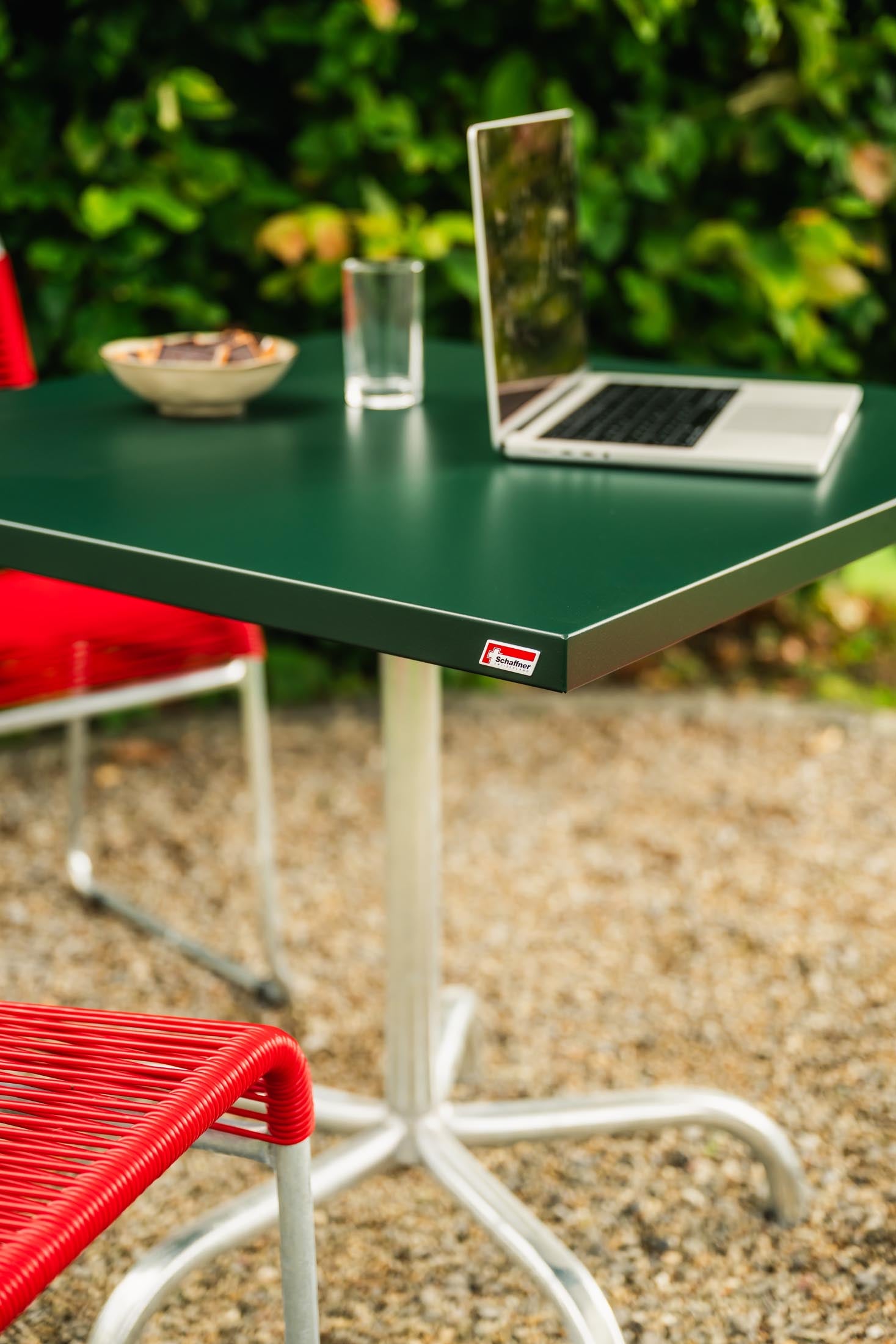 Eleganter, klappbarer Gartentisch Säntis aus hochwertigem Metall, perfekt für entspannte Stunden im Freien. Ideal für jeden Außenbereich.