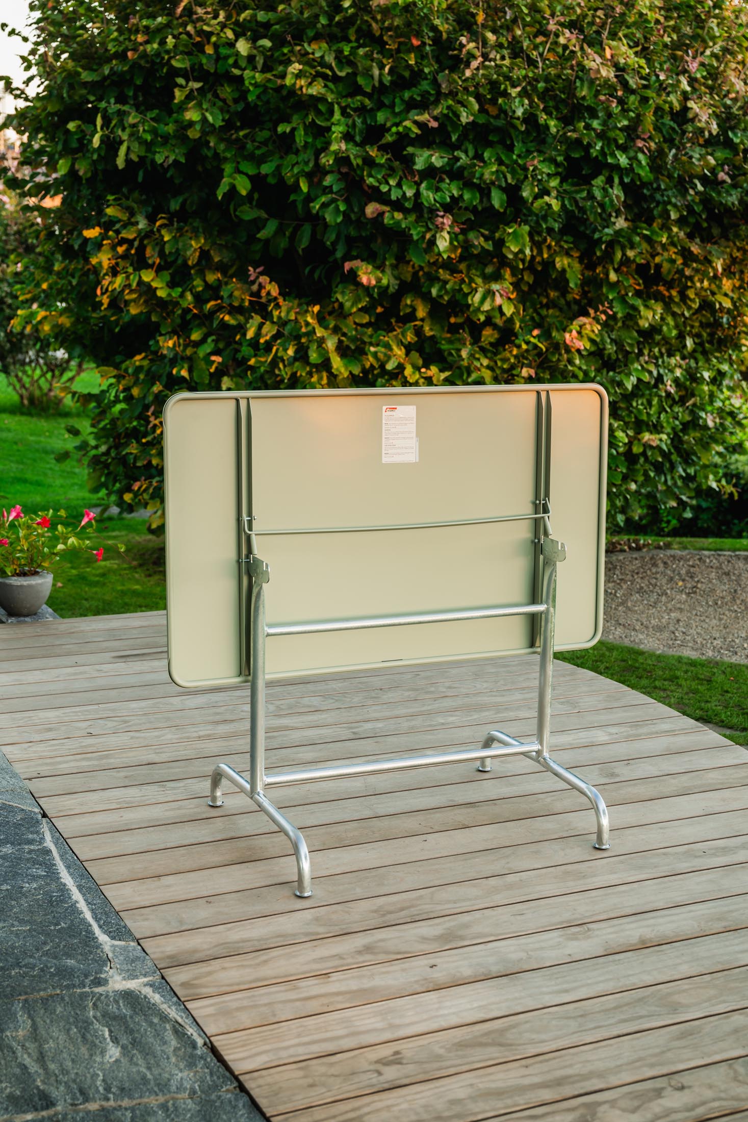 Rigi Metall-Gartentisch 140x80 klappbar in Pastellgrün präsentiert im Onlineshop von KAQTU Design AG. Gartentisch ist von Schaffner