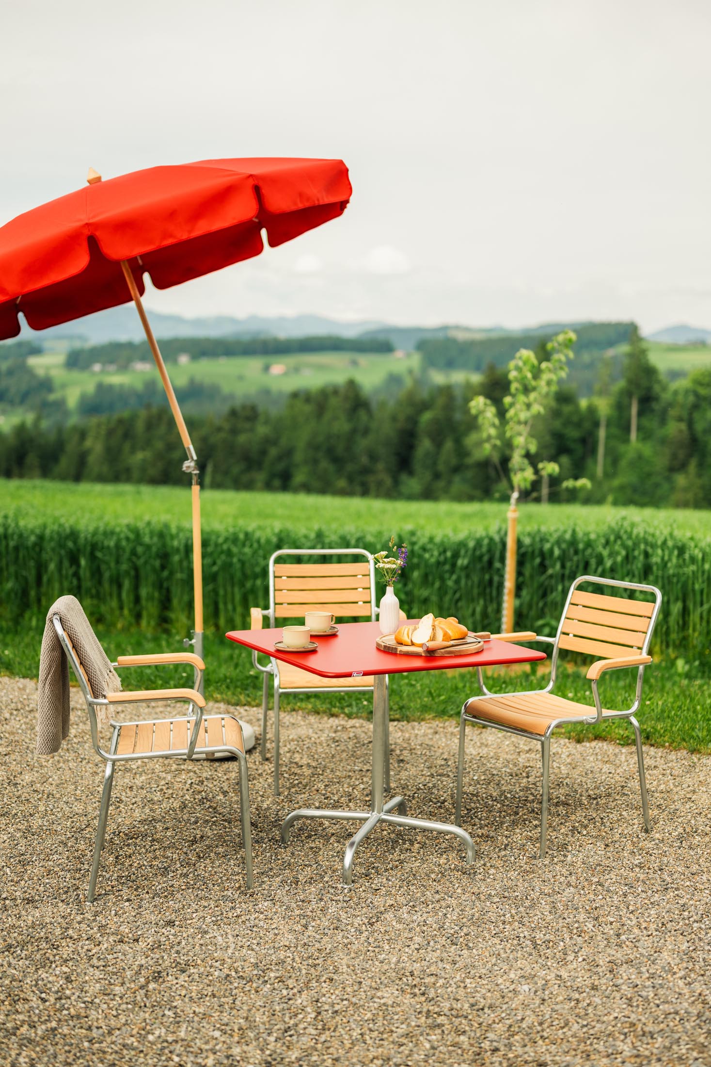 Rigi Metall-Gartentisch 70x70 klappbar in Rot präsentiert im Onlineshop von KAQTU Design AG. Gartentisch ist von Schaffner