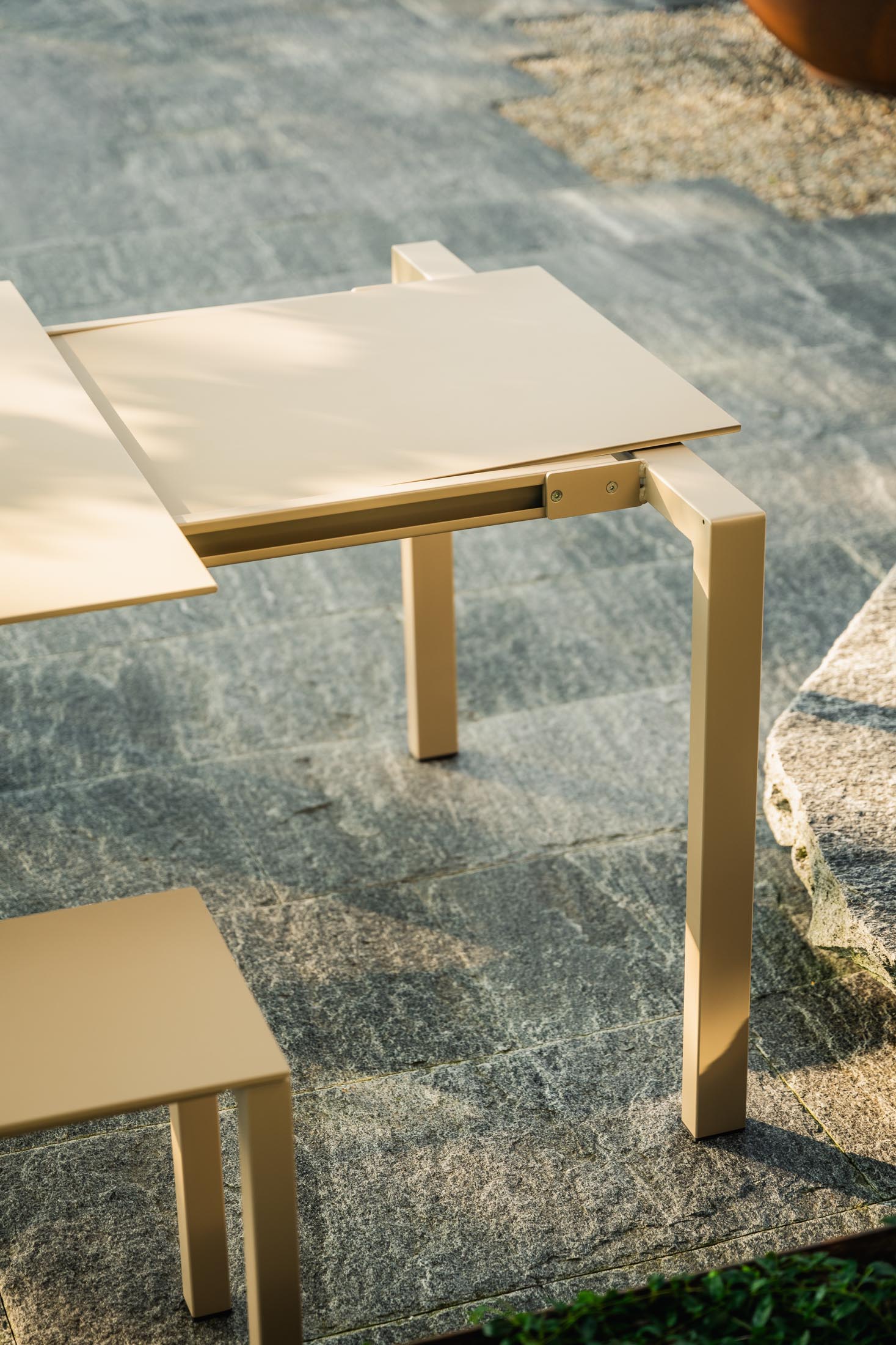 Moderner Luzern Glasfaser-Gartentisch 160/220x90 ausziehbar, wetterfest, langlebig, Swiss Made, ideal für Garten, Terrasse & Balkon, stilvoll & funktional.