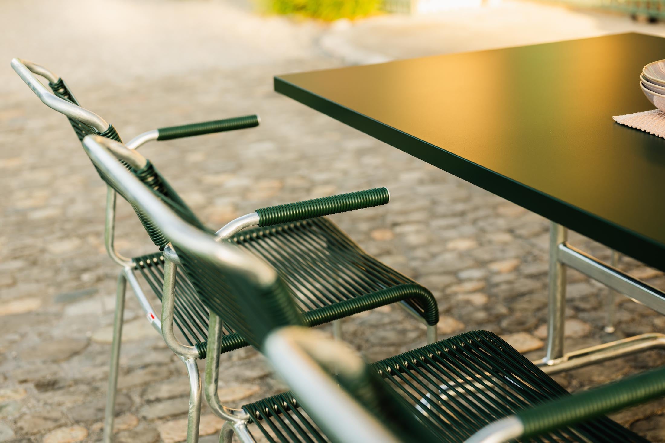 Robuster, klappbarer Säntis Metall-Gartentisch 180x80 cm aus wetterfestem Material, Schweizer Qualität, platzsparend, langlebig und perfekt für Garten, Balkon oder Terrasse.