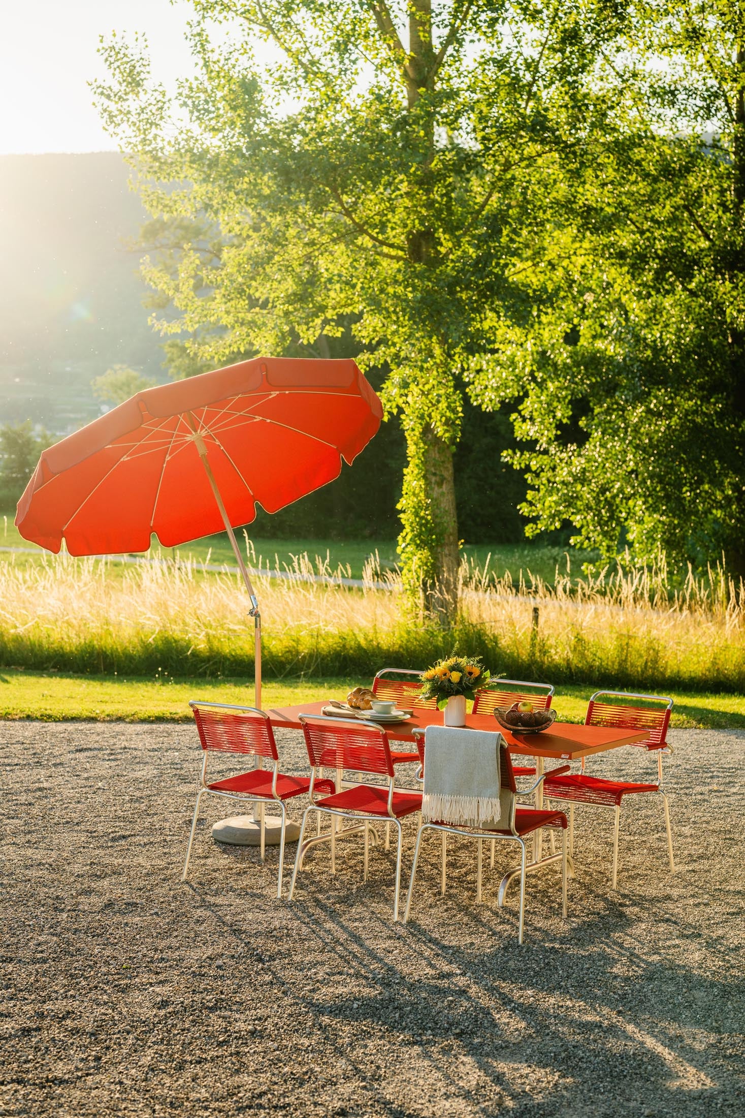 Robuster, klappbarer Metall-Gartentisch 180x90 cm von Schaffner. Wetterfest, leicht zu lagern, langlebig, stilvoll, Schweizer Qualität für Garten & Balkon.