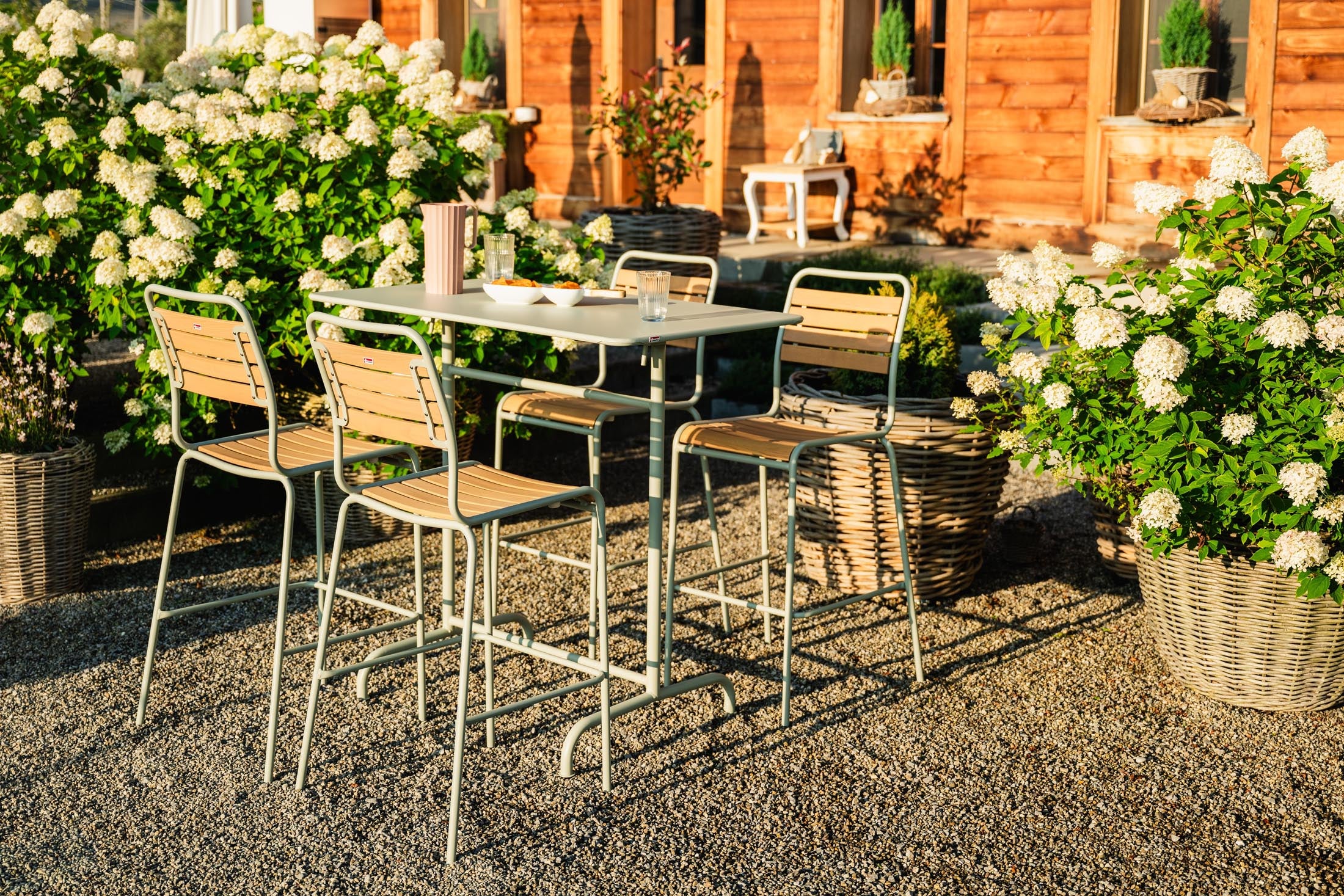 Rigi Metall-Stehtisch Outdoor 120x70 / 110 klappbar in Pastellsand präsentiert im Onlineshop von KAQTU Design AG. Hochtisch Outdoor ist von Schaffner