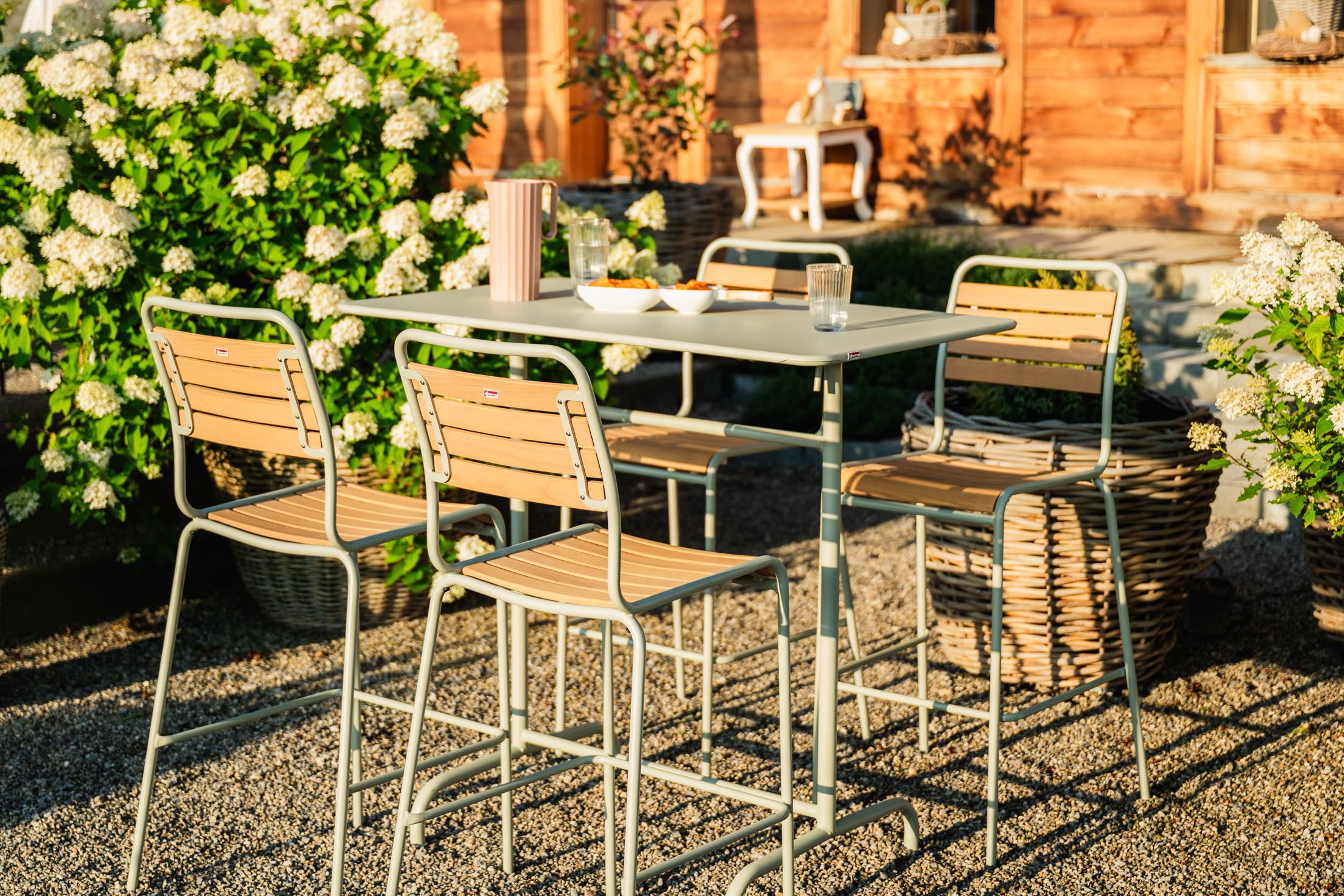 Rigi Metall-Stehtisch Outdoor 120x70 / 110 klappbar in Pastellsand präsentiert im Onlineshop von KAQTU Design AG. Hochtisch Outdoor ist von Schaffner