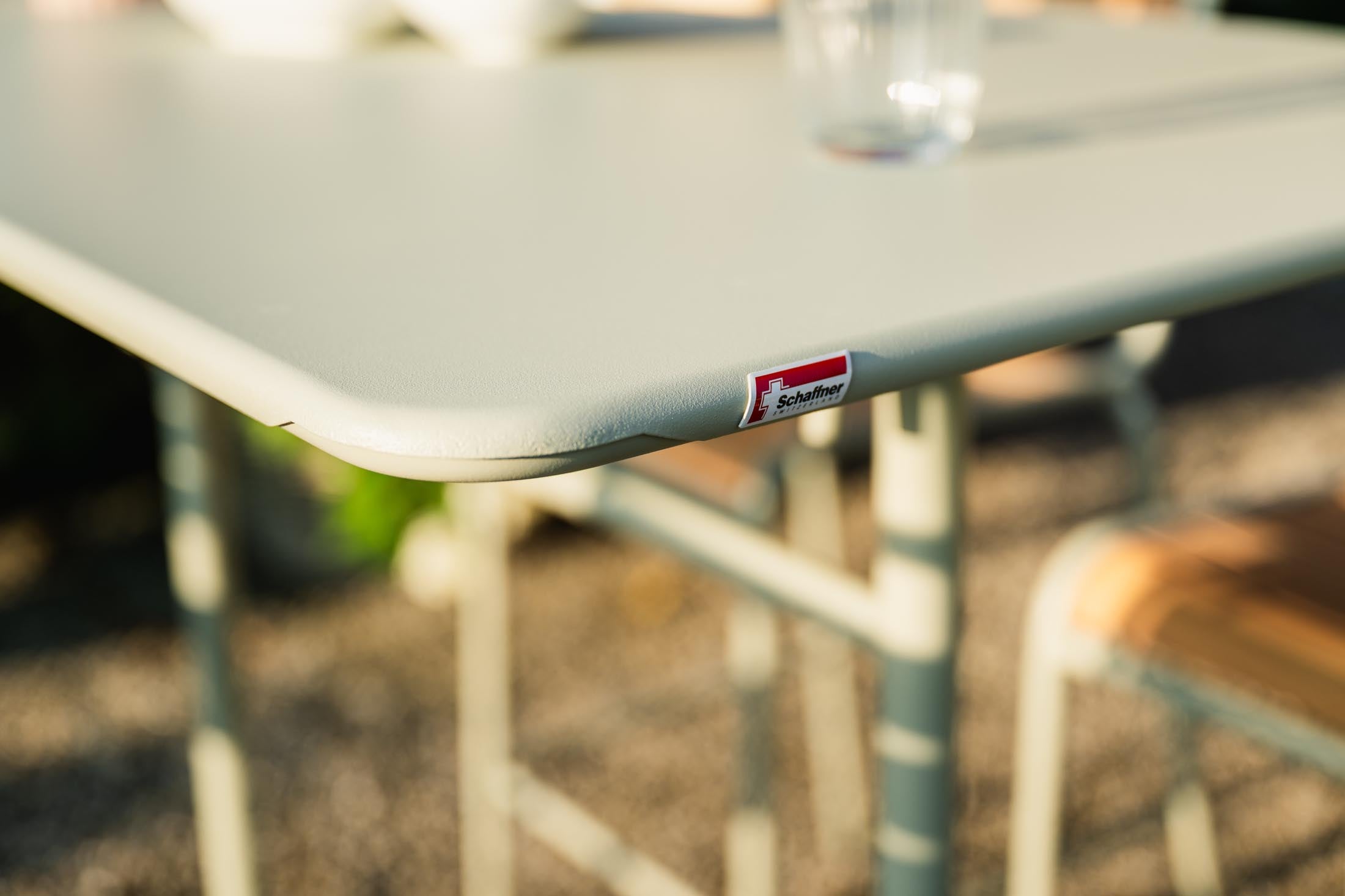 Robuster, wetterfester Rigi Metall-Stehtisch 120x70 / 110 klappbar aus hochwertigem Stahl, perfekt für Garten, Terrasse und Outdoor-Veranstaltungen. Schweizer Qualität.