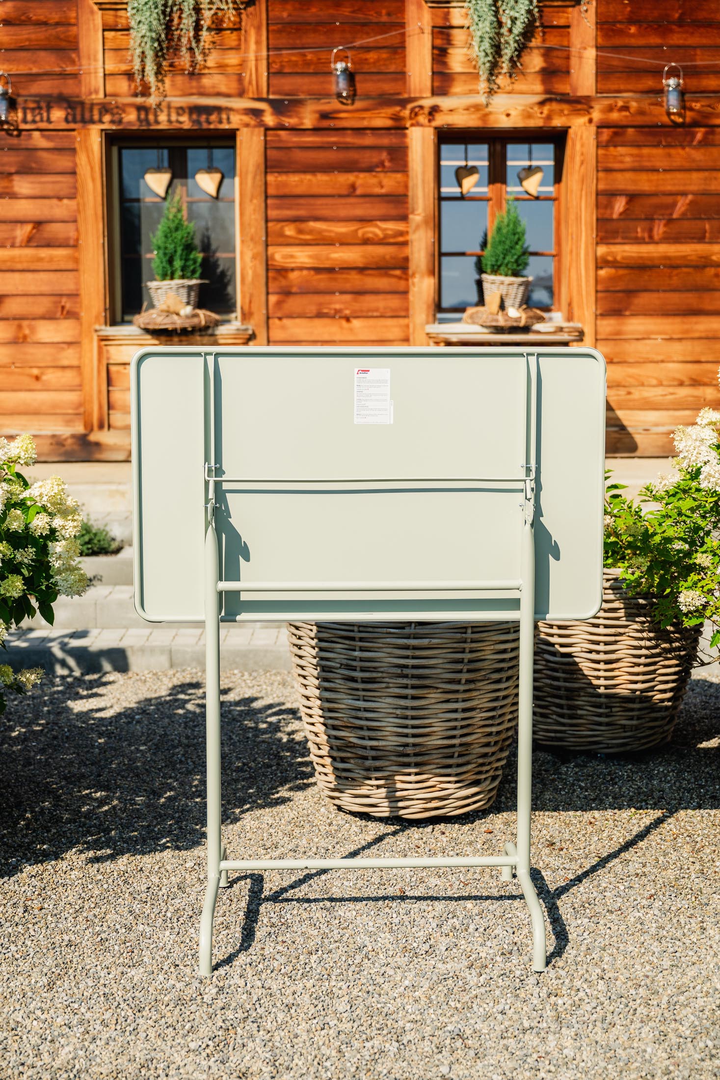Rigi Metall-Stehtisch Outdoor 120x70 / 110 klappbar in Pastellsand präsentiert im Onlineshop von KAQTU Design AG. Hochtisch Outdoor ist von Schaffner