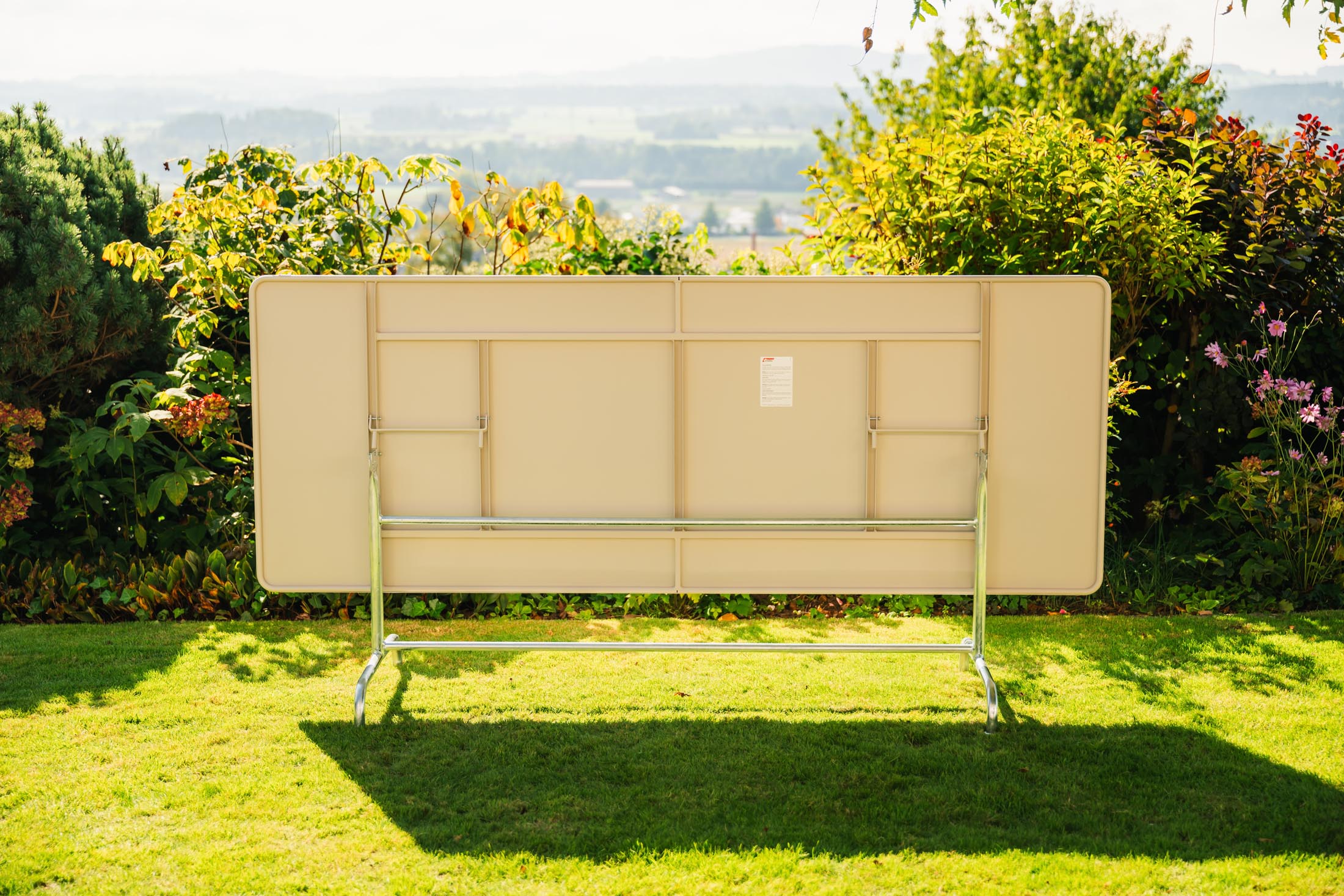 Rigi Metall-Gartentisch 240x90 klappbar in Pastellsand präsentiert im Onlineshop von KAQTU Design AG. Gartentisch ist von Schaffner