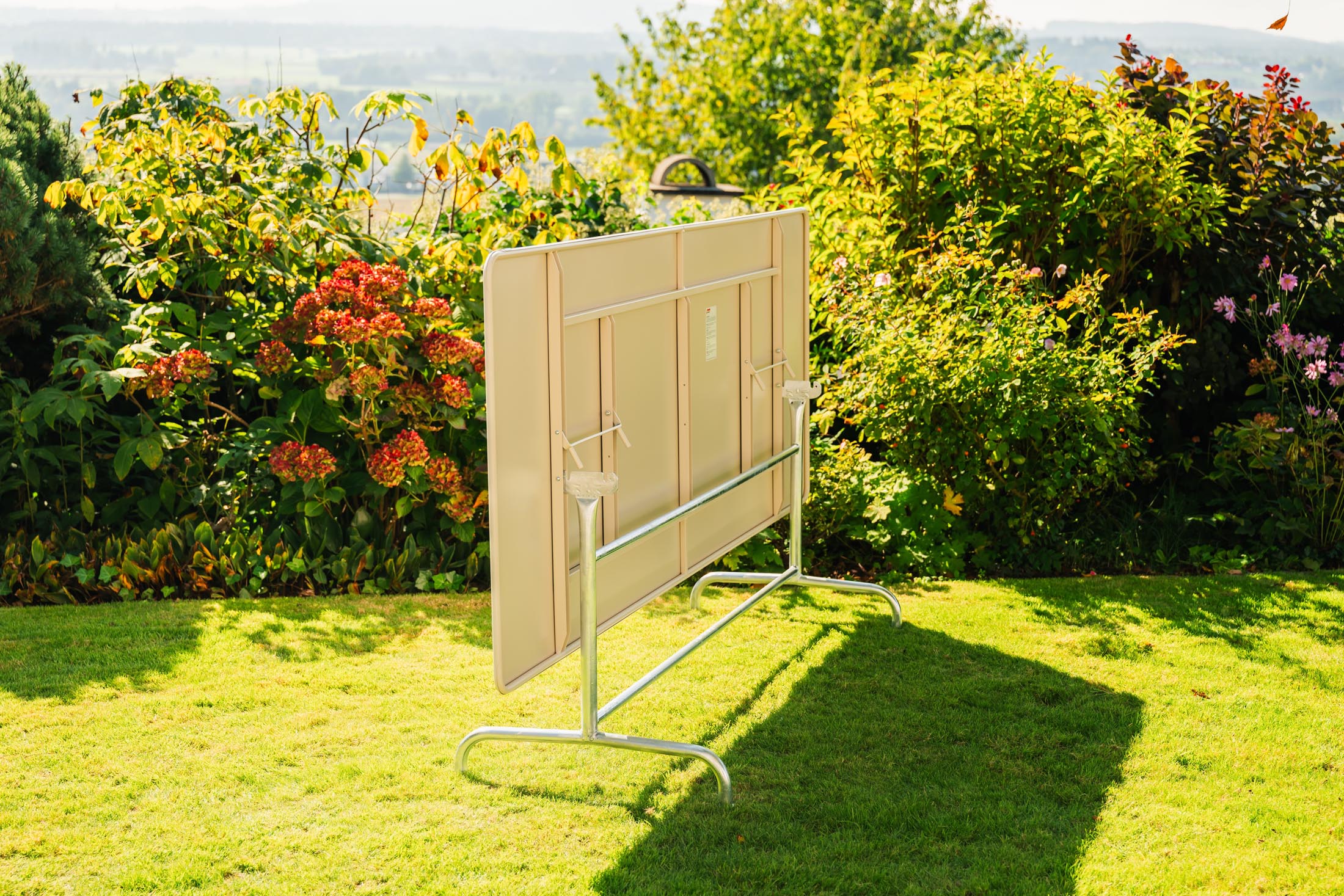 Robuster, wetterfester Rigi Metall-Gartentisch 240x90 cm von Schaffner, klappbar, platzsparend und elegant – perfekt für Garten, Balkon oder Terrasse.