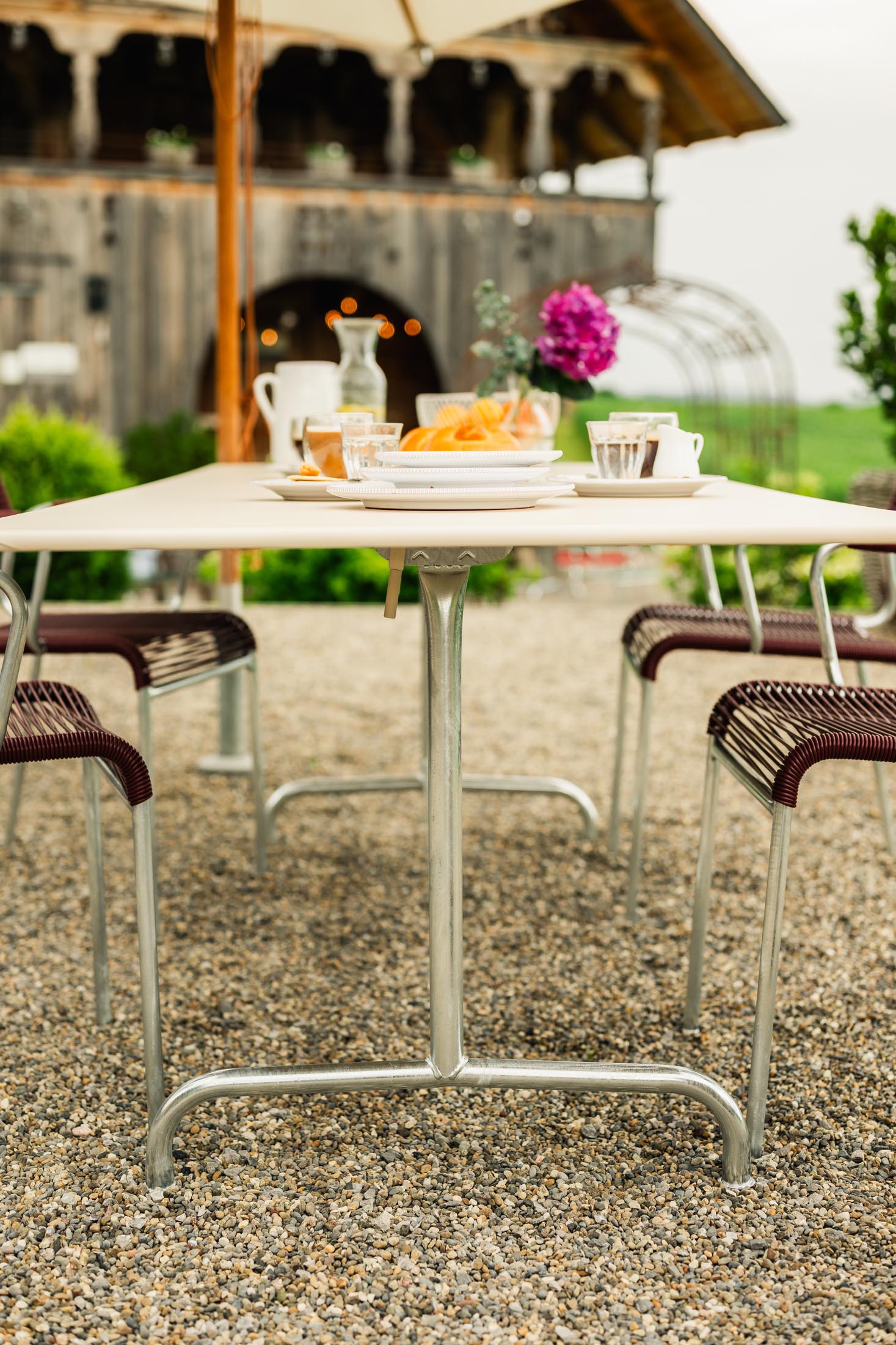 Rigi Metall-Gartentisch 240x90 klappbar in Pastellsand präsentiert im Onlineshop von KAQTU Design AG. Gartentisch ist von Schaffner