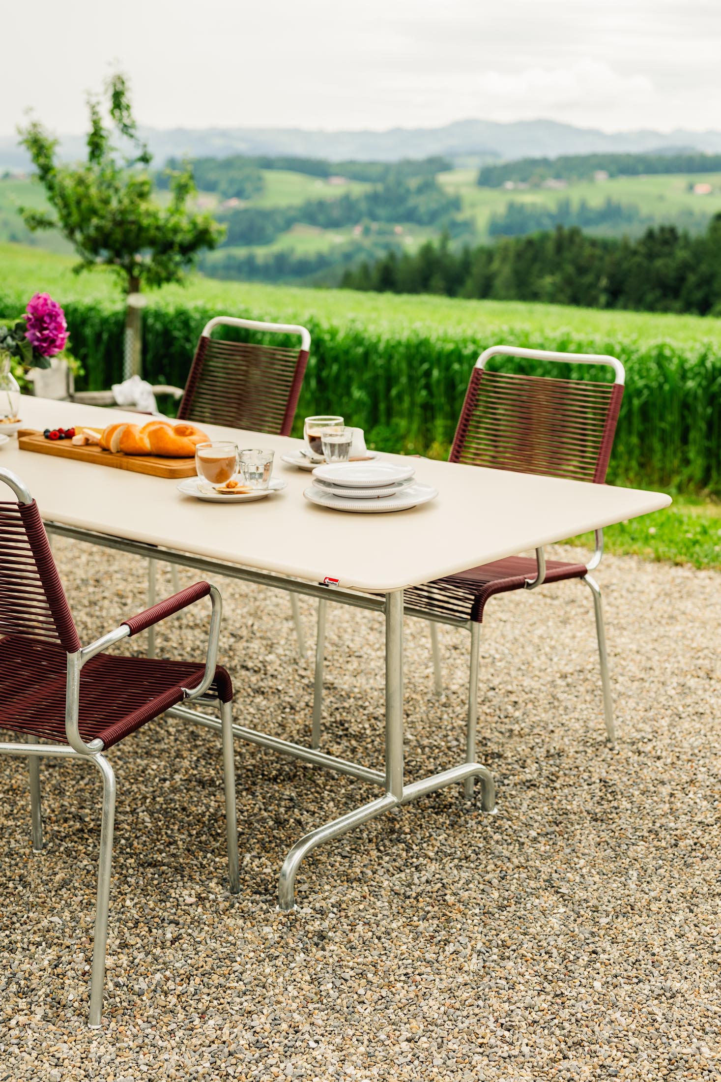 Hochwertiger, klappbarer Rigi Metall-Gartentisch 240x90 cm mit wetterfestem, langlebigem Design. Perfekt für Garten, Balkon oder Terrasse.