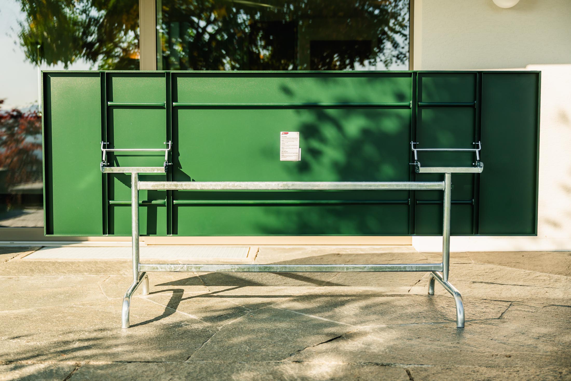 Robuster, klappbarer Säntis Metall-Gartentisch 240x90 cm, wetterfest, langlebig, leicht zu pflegen. Schweizer Qualität für Garten und Terrasse.