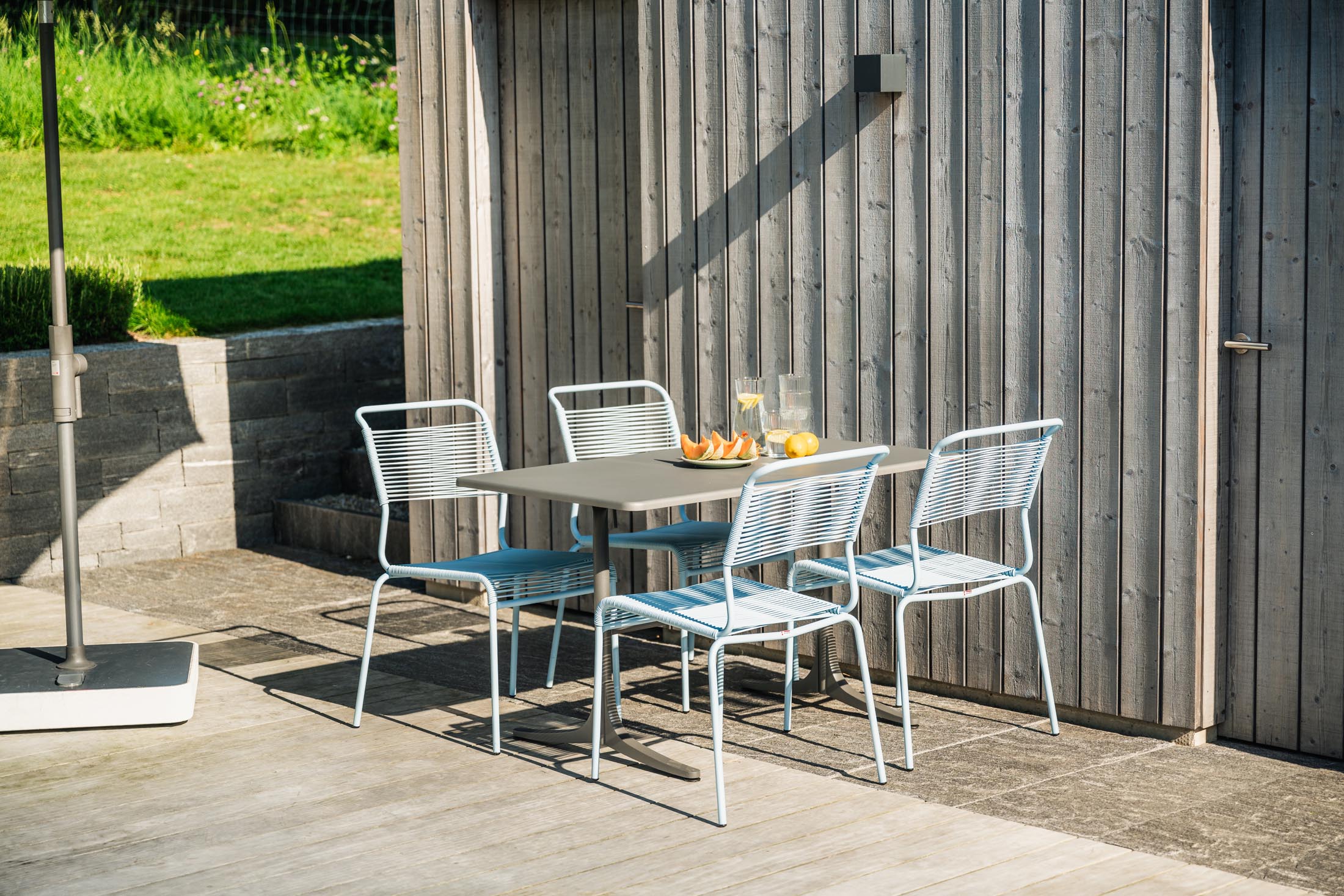 Eleganter, wetterfester Glasfaser-Gartentisch 120x70 cm, klappbar, UV-beständig, langlebig und Schweizer Qualität – ideal für Balkon, Terrasse oder Garten.