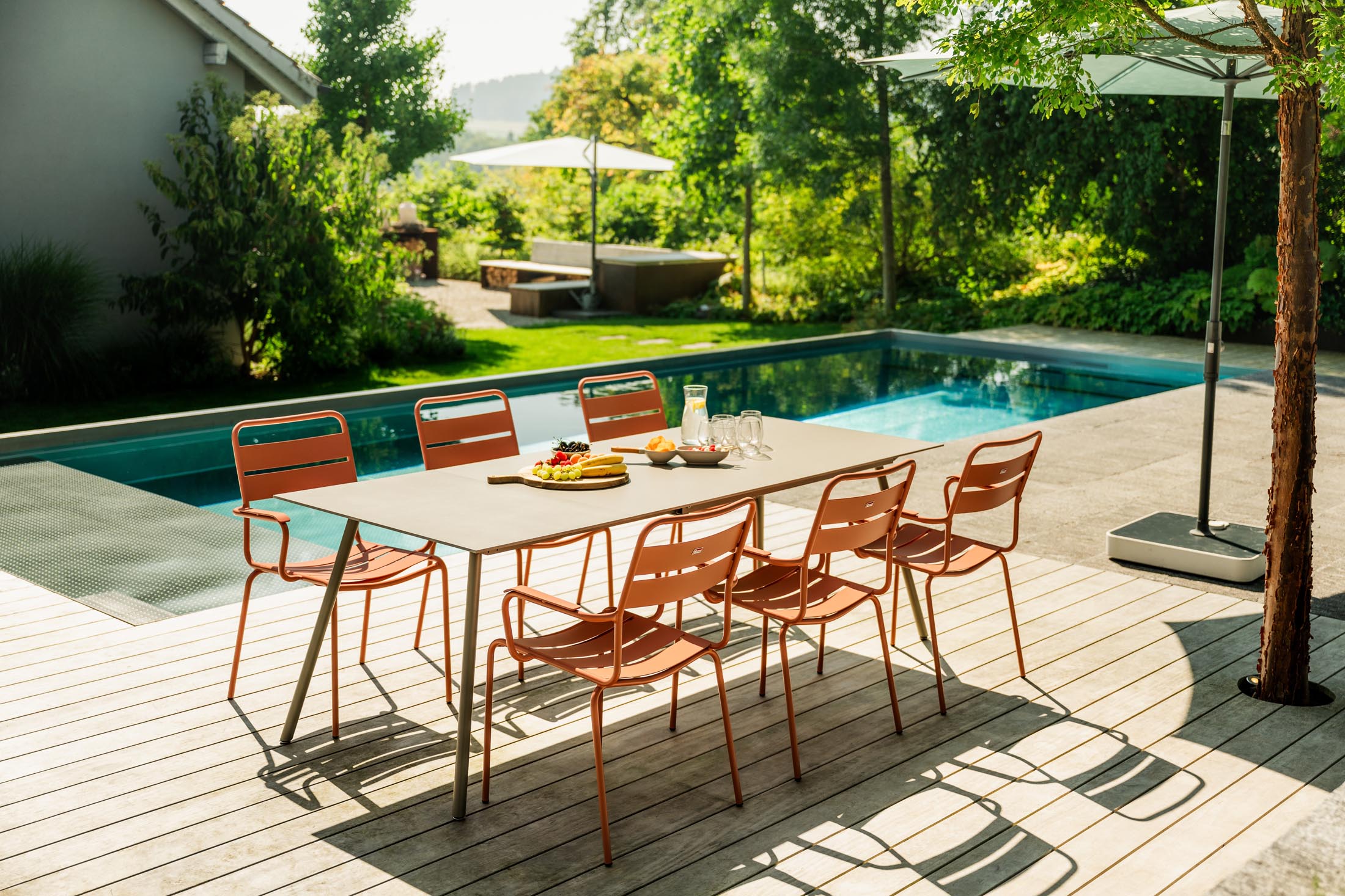 Moderner und robuster Gartentisch aus Glasfaser, ausziehbar von 160 auf 220 cm, ideal für gesellige Abende im Freien, wetterbeständig und stilvoll.