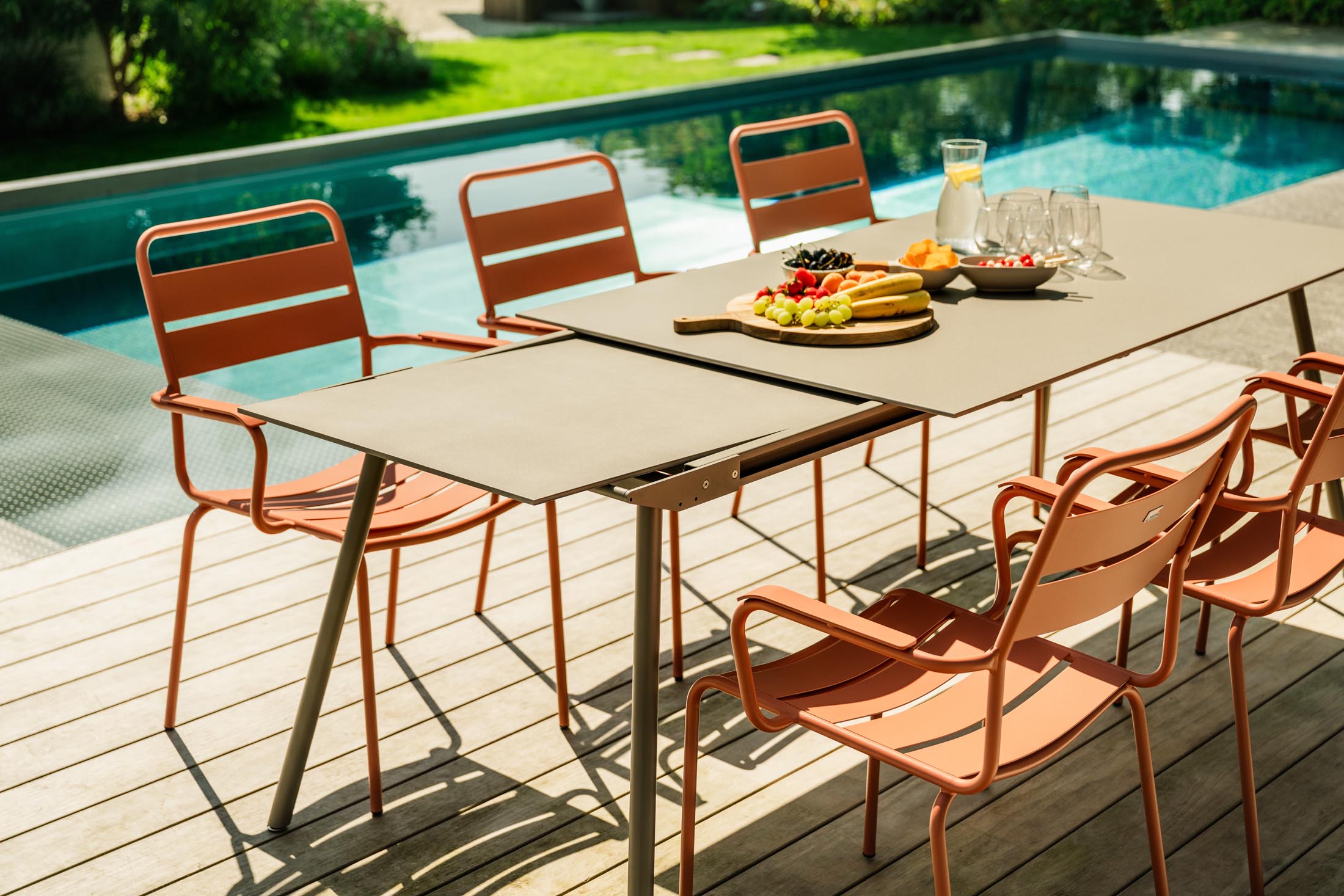 Locarno Glasfaser-Gartentisch 160/220x90 ausziehbar in Graphit präsentiert im Onlineshop von KAQTU Design AG. Gartentisch ist von Schaffner