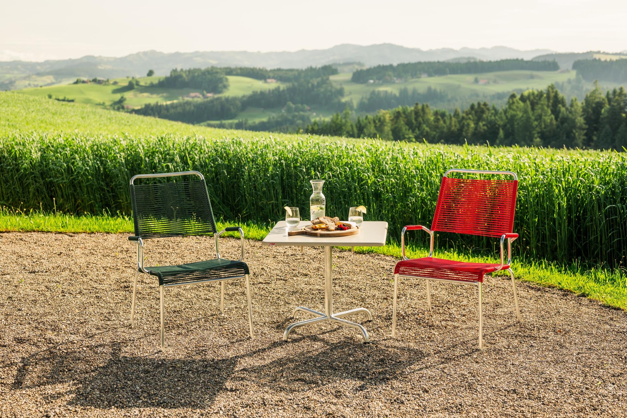 Hochwertiger Davos Glasfaser-Salontisch 70x70 cm, klappbar, wetterfest, hitzebeständig und pflegeleicht – perfekt für Garten, Terrasse und Gastronomie.