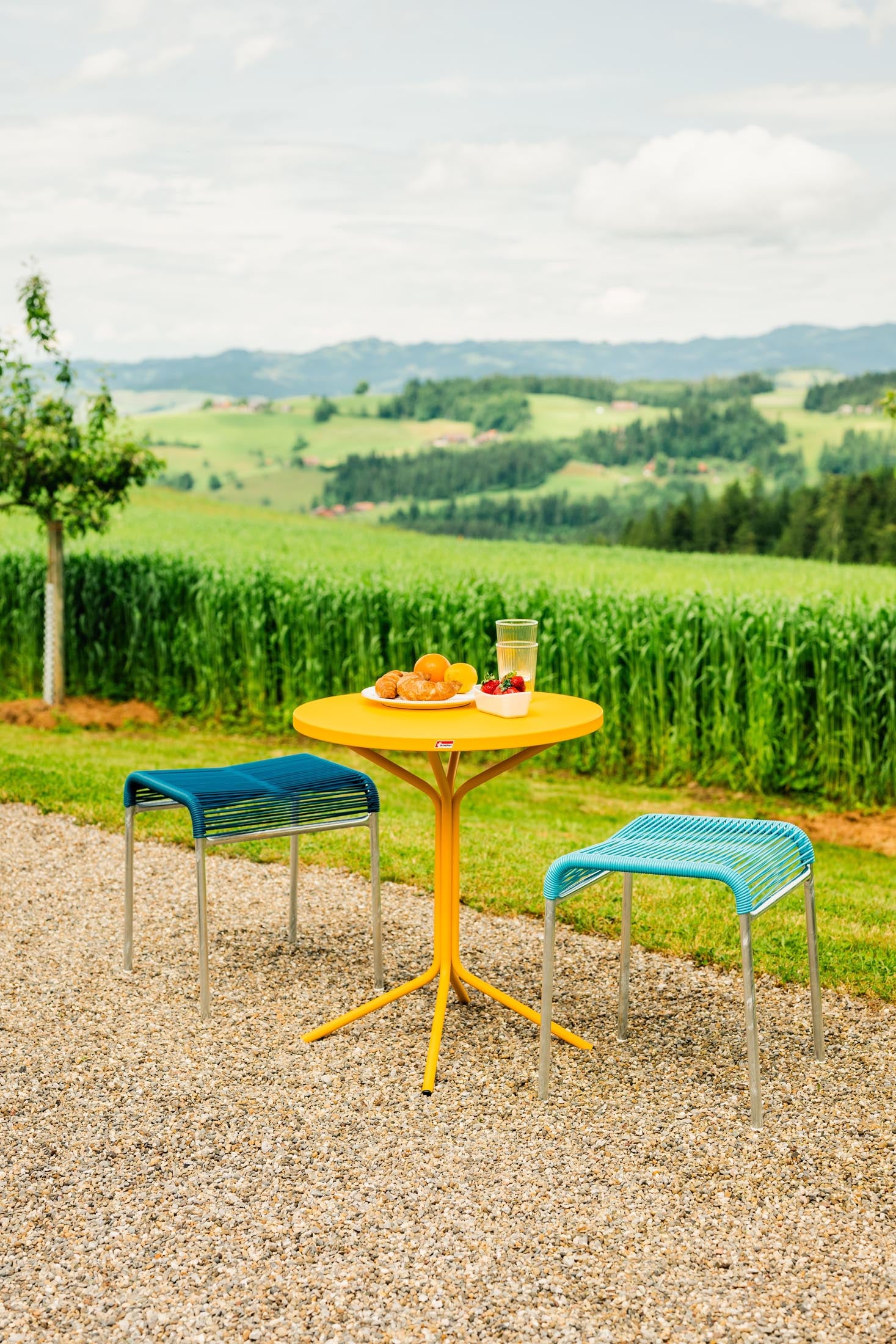 Wetterfester PIX Metall-Gartentisch ø80/72 von Schaffner, leicht aufzubauen, langlebig, rostfrei, vielseitig für Balkon, Terrasse & Garten, hochwertig verarbeitet.