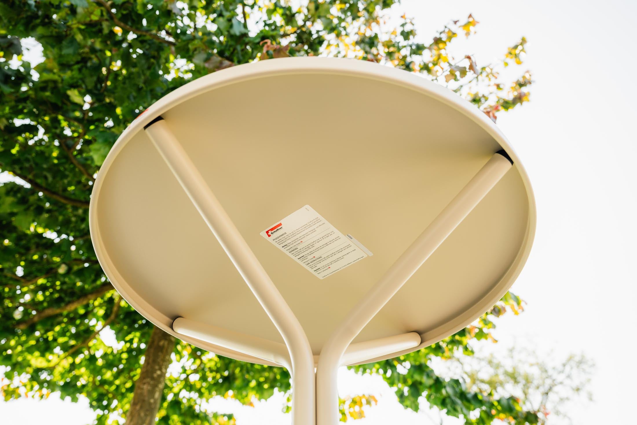 Robuster PIX Metall-Stehtisch Outdoor ø80/110 von Schaffner – wetterfest, leicht montierbar, langlebig und vielseitig für Balkon, Terrasse, Garten und Events.