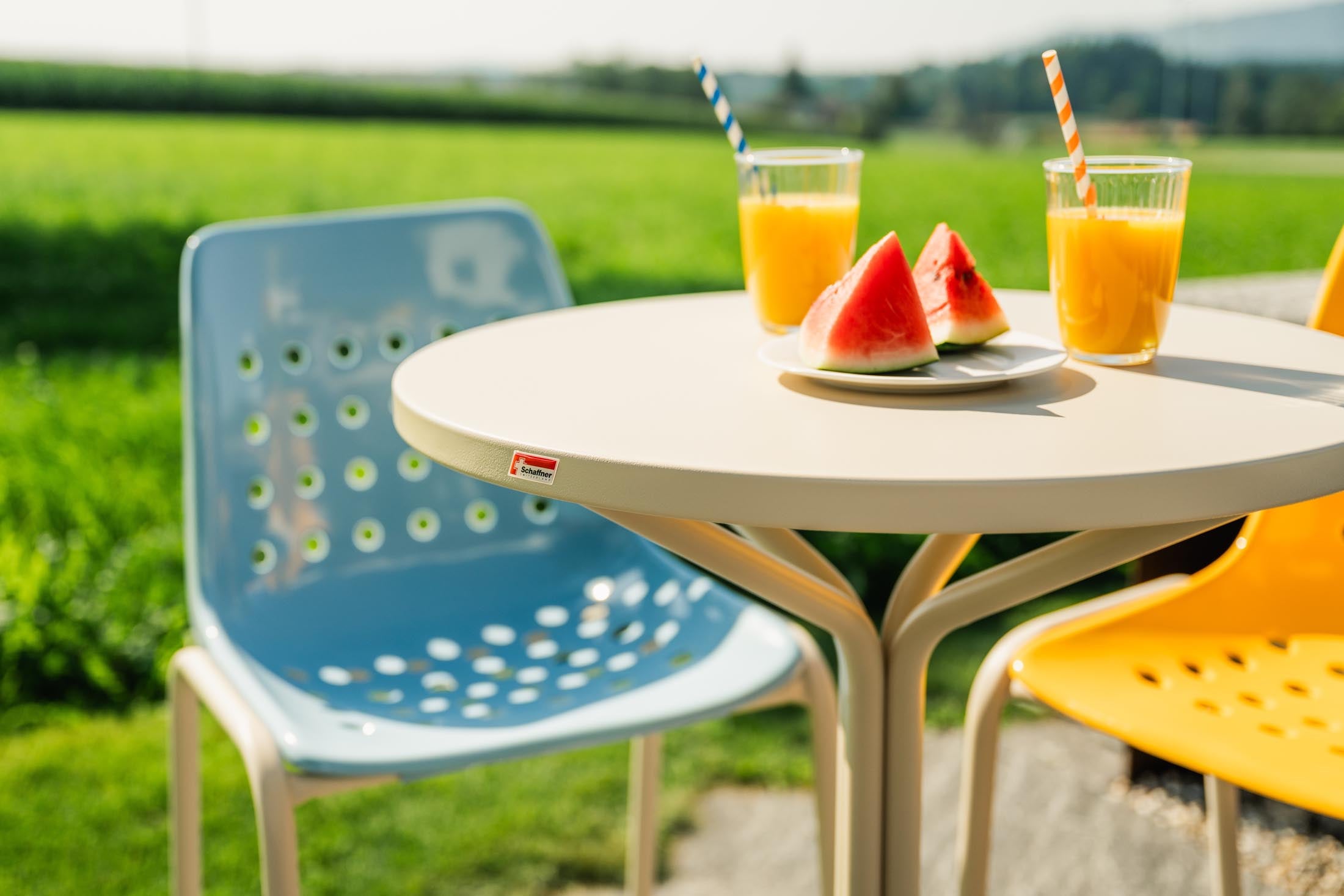 Robuster PIX Metall-Stehtisch Outdoor ø80/110 von Schaffner – wetterfest, schnell montiert, langlebig und vielseitig für Balkon, Garten, Events und mehr.