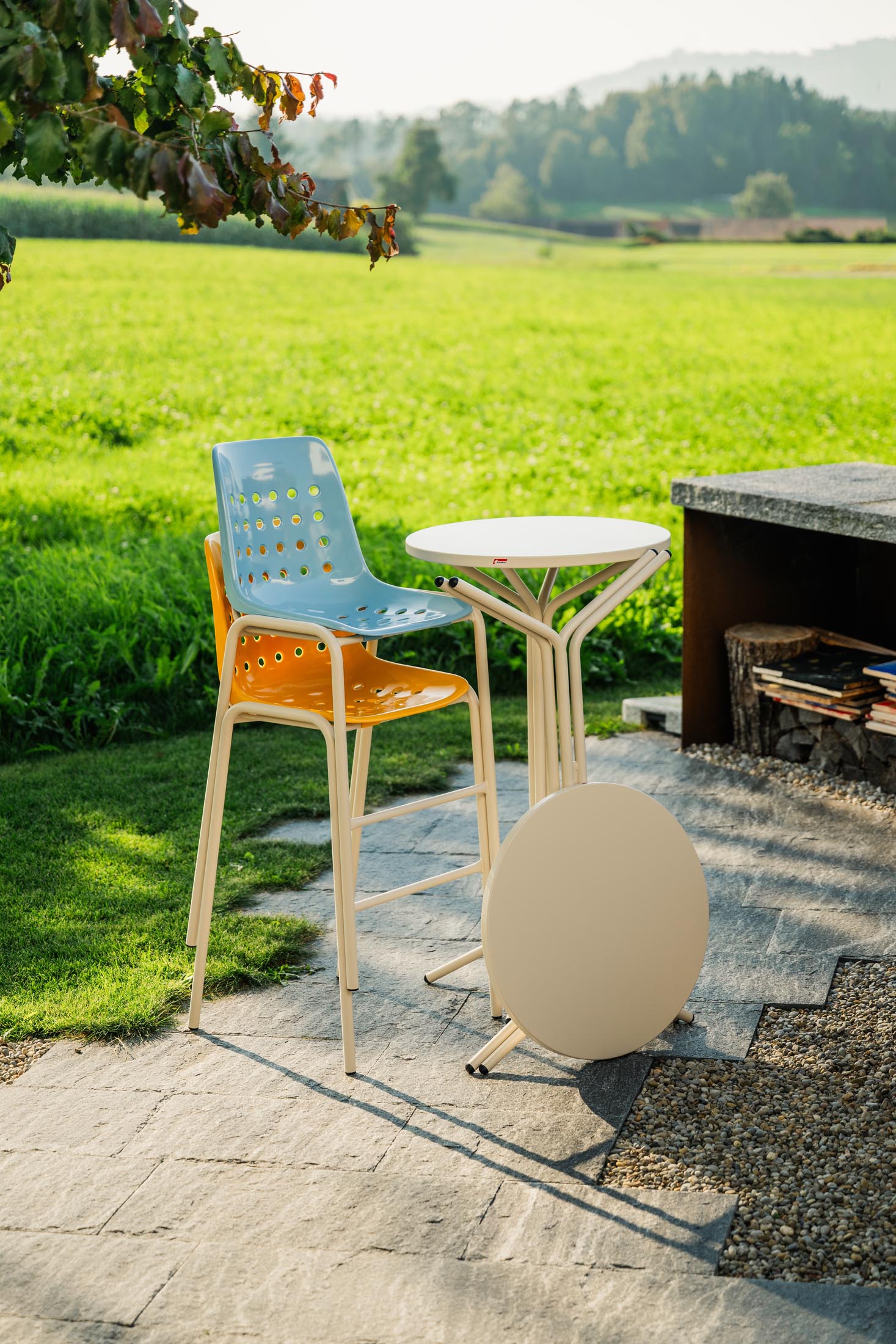 Robuster PIX Metall-Stehtisch Outdoor ø80/110 von Schaffner – wetterfest, leicht zu montieren, langlebig und vielseitig für Balkon, Garten und Events.