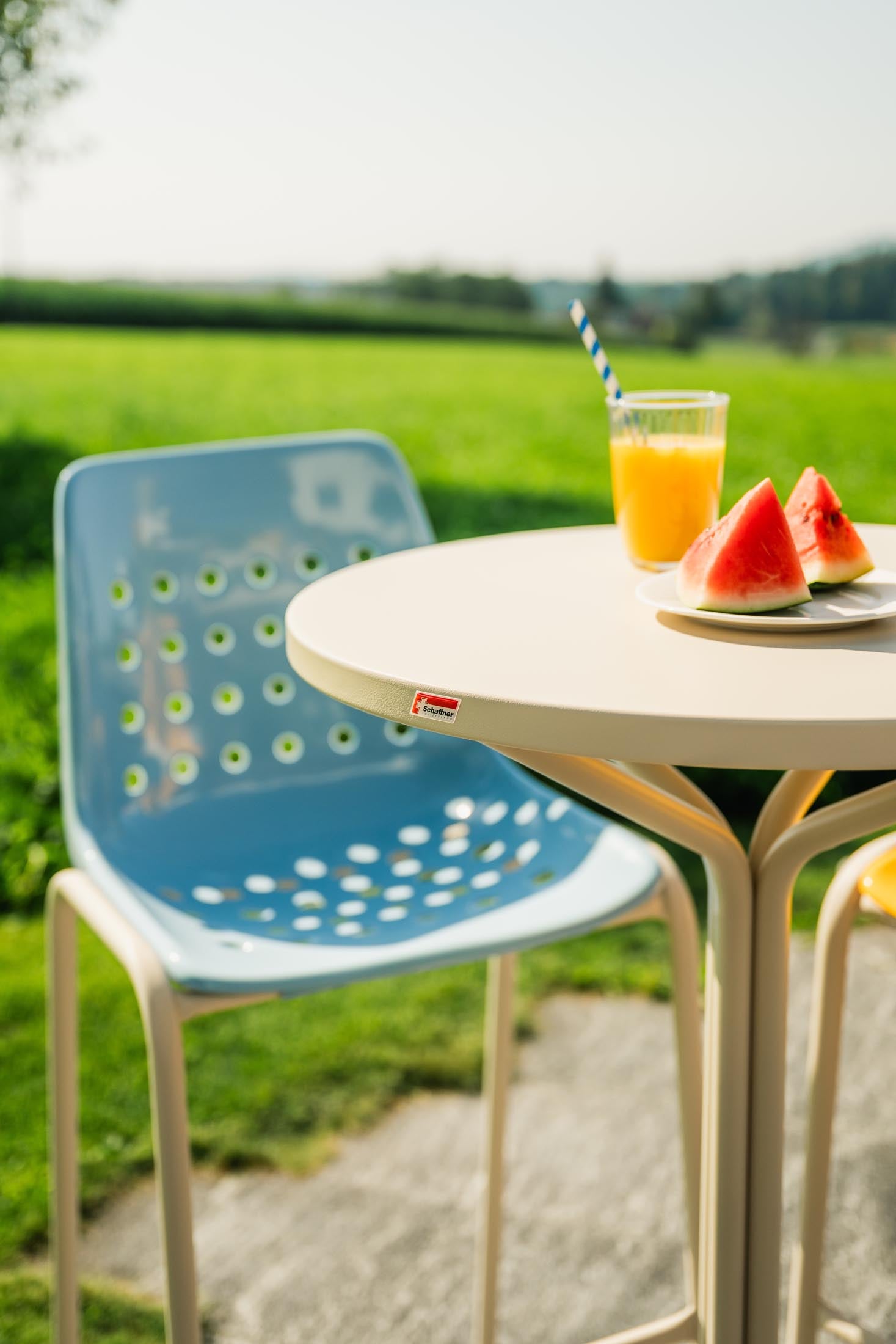 Hochwertiger PIX Metall-Stehtisch Outdoor ø80/110 von Schaffner – wetterfest, langlebig, einfach zu montieren, perfekt für Terrasse, Garten und Events.