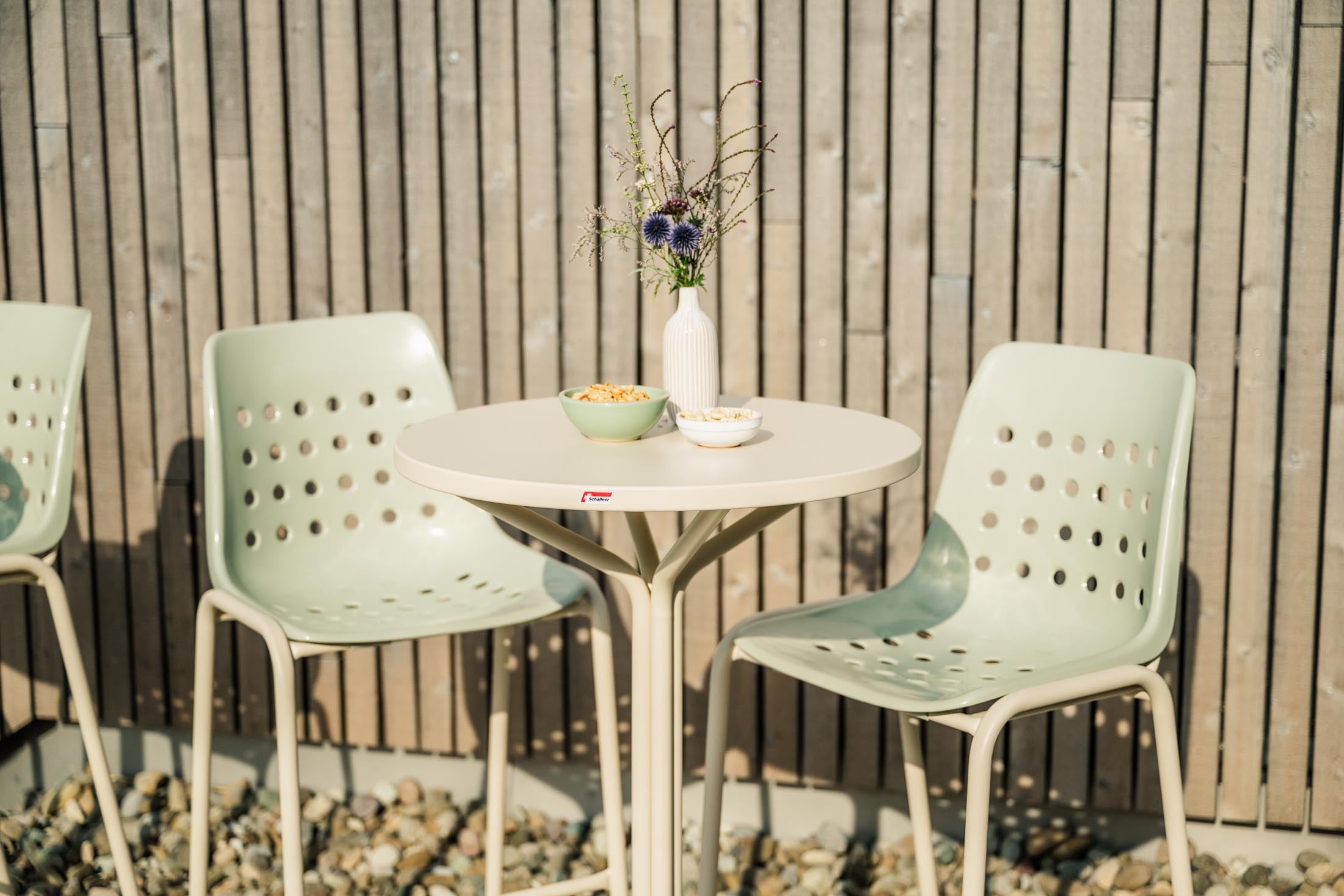 Robuster PIX Metall-Stehtisch Outdoor ø80/110 von Schaffner – wetterfest, leicht montierbar, langlebig, ideal für Balkon, Garten und Outdoor-Events.