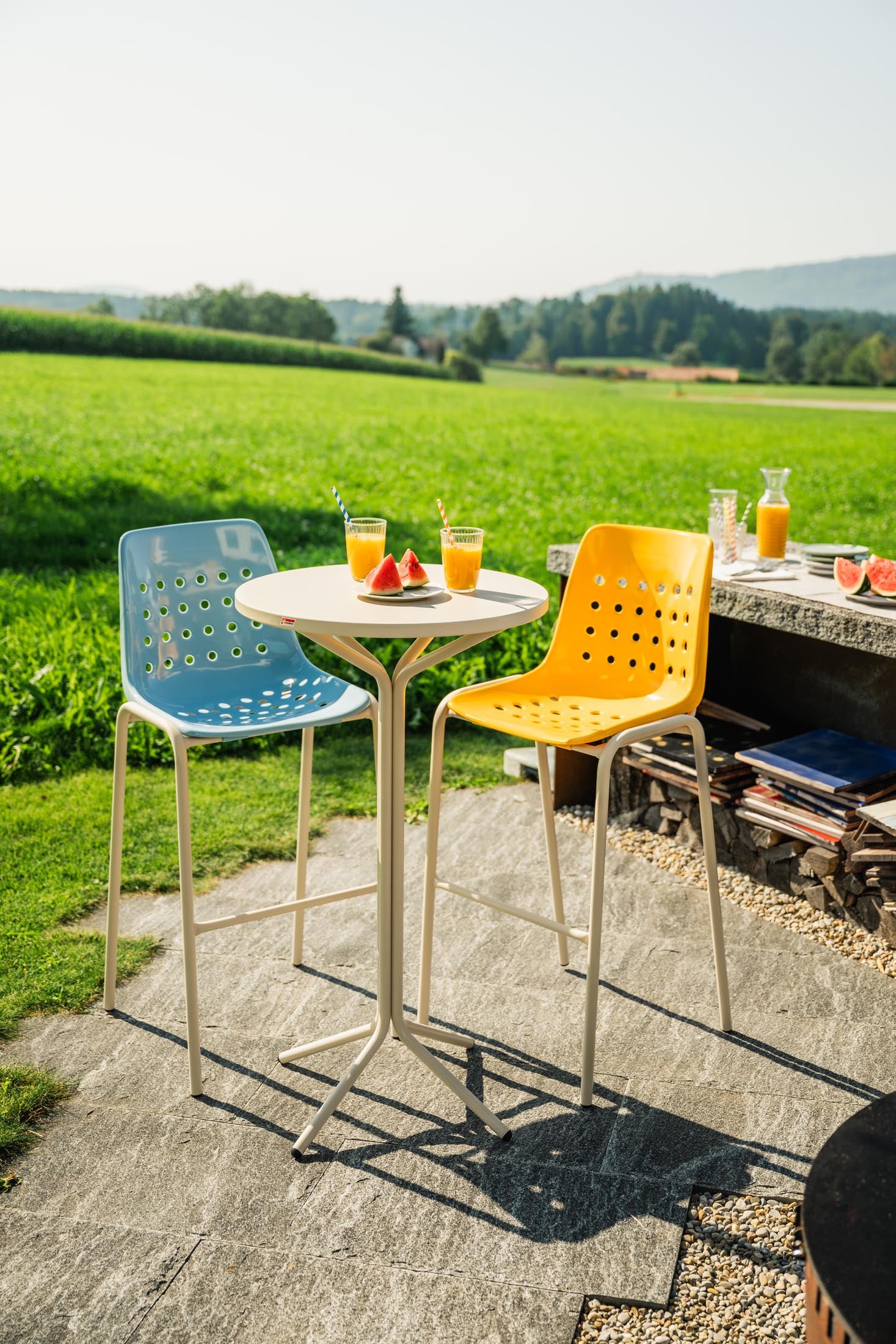 Robuster PIX Metall-Stehtisch Outdoor ø80/110 von Schaffner – wetterfest, leicht zu montieren, langlebig und vielseitig für Balkon, Garten und Events im Freien.