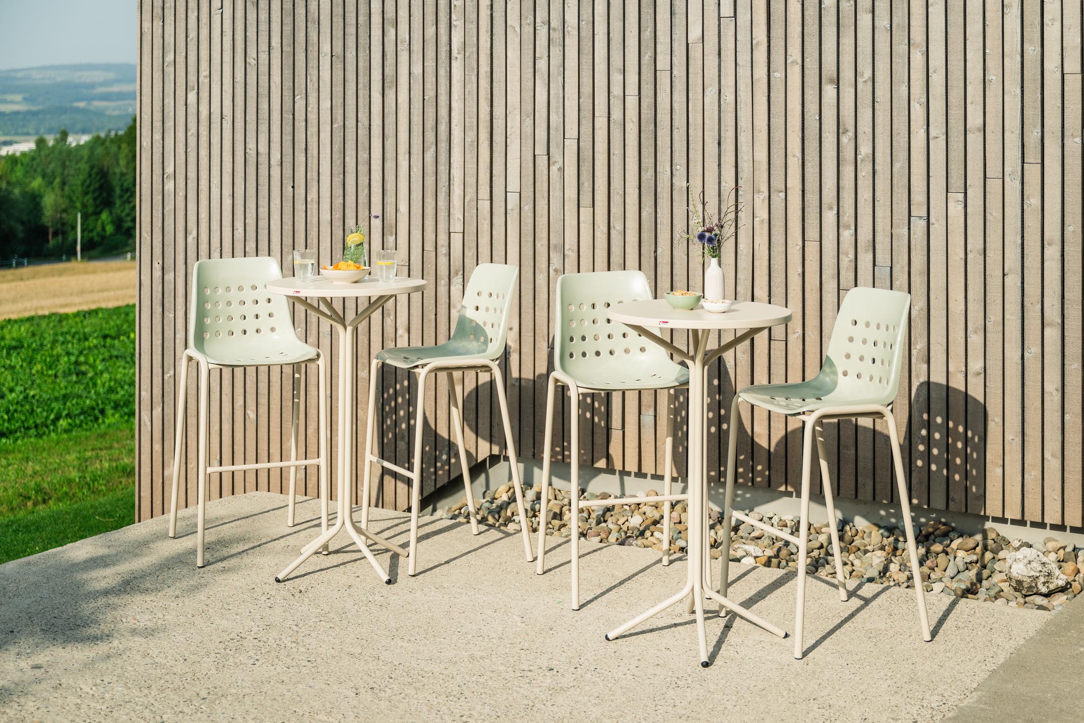 Hochwertiger PIX Metall-Stehtisch Outdoor ø80/110 von Schaffner – wetterfest, einfach zu montieren, langlebig und perfekt für Balkon, Garten oder Events im Freien.