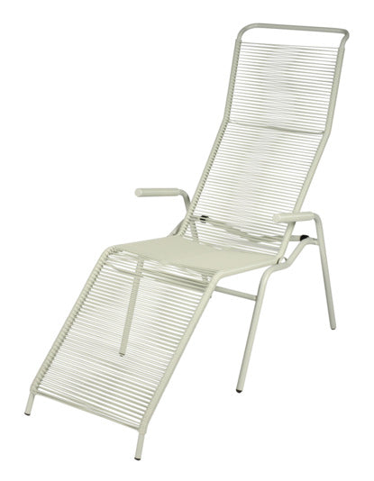Die Säntis Spaghetti Liege von Schaffner vereint stilvolles Design und Komfort, perfekt für Garten, Terrasse und Outdoor-Entspannung.
