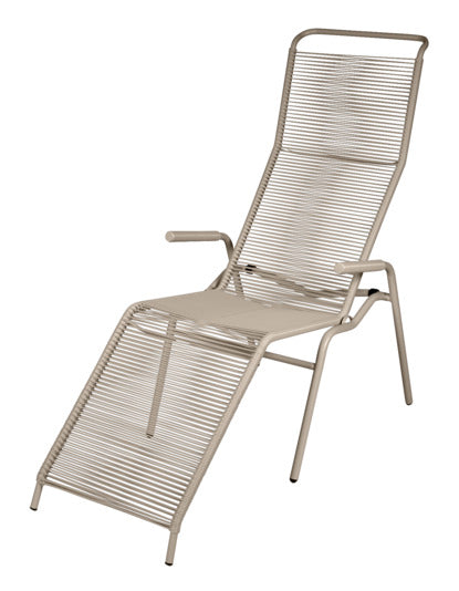 Die Säntis Spaghetti Liege von Schaffner kombiniert stilvolles Design mit Komfort, ideal für Garten, Terrasse und Außenbereiche.