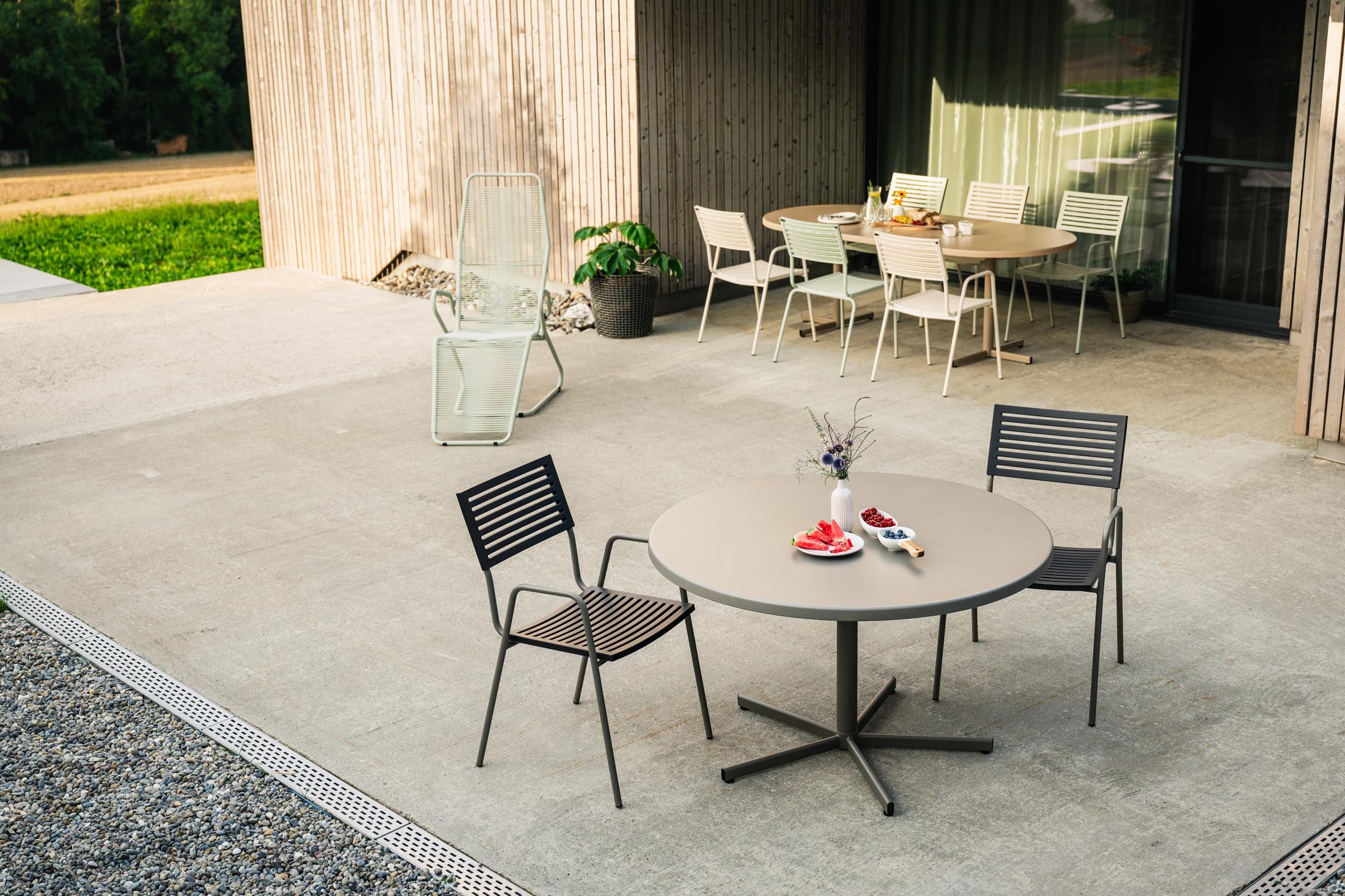 Eleganter Locarno Spaghetti Liegestuhl von Schaffner, ideal für entspannte Stunden im Freien, mit modernem Design und komfortabler Sitzfläche.
