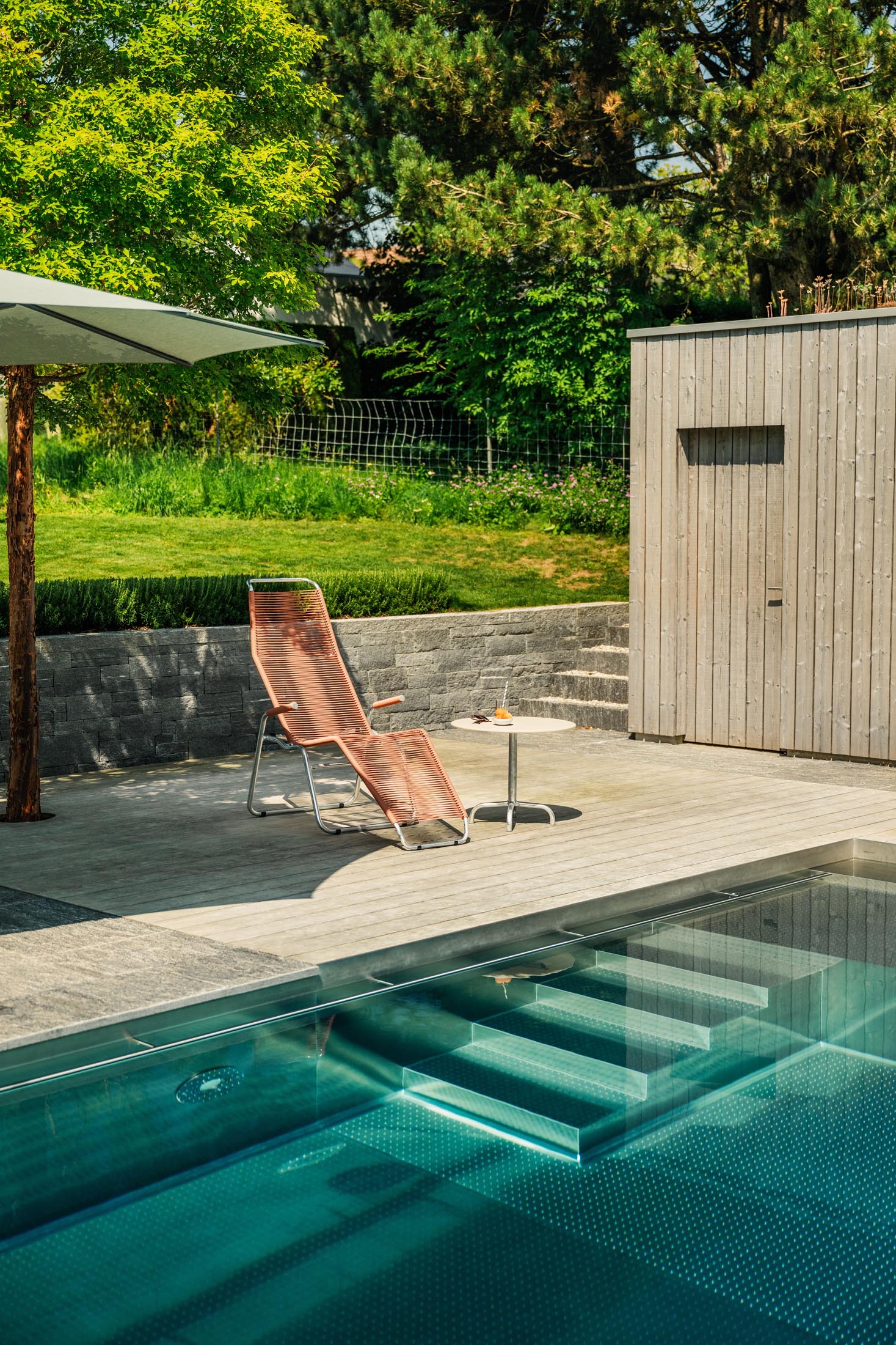 Elegante Liege Brissago Spaghetti in warmen Terracotta-Tönen, ideal für entspannte Stunden im Freien, ob im Garten oder auf der Terrasse.