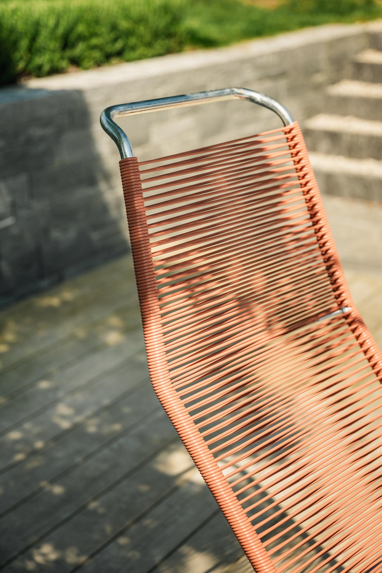 Stilvolle Liege Brissago Spaghetti in sanften Terracotta-Farben, perfekt für gemütliche Momente im Freien, im Garten oder auf der Terrasse.