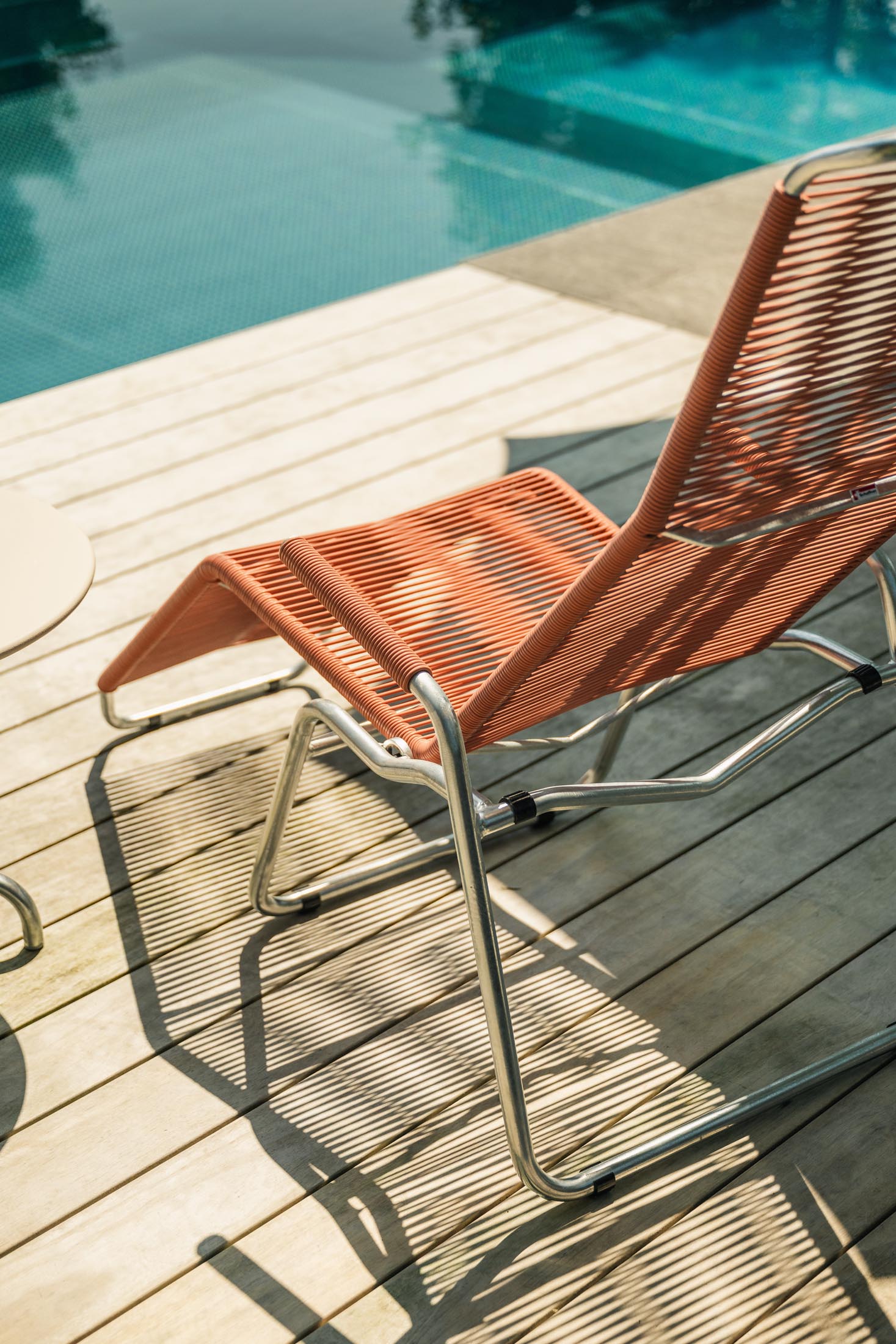 Elegante Liege Brissago Spaghetti in warmen Terracotta-Tönen, ideal für entspannte Stunden im Freien, Garten oder auf der Terrasse.