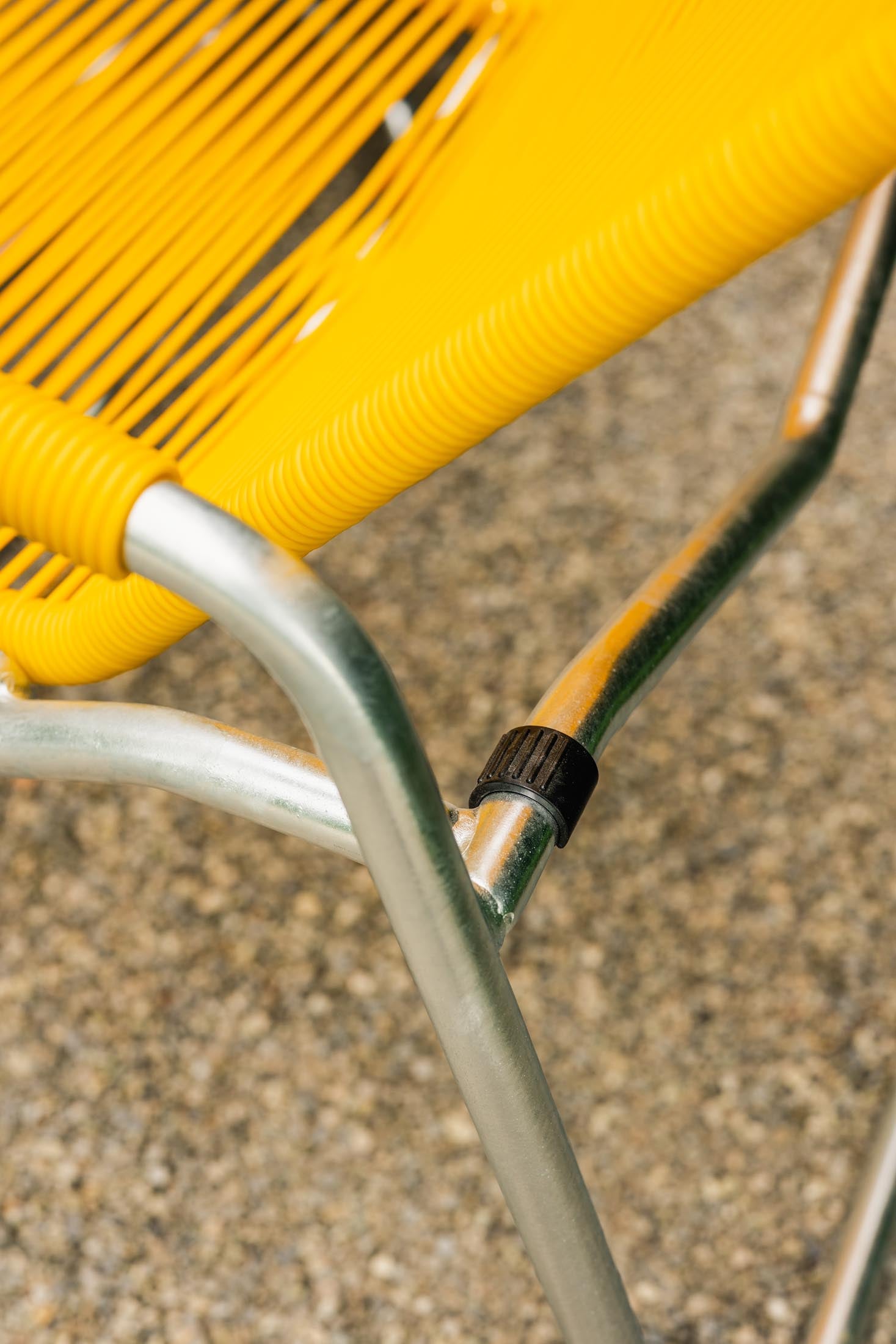 Entspannen Sie auf der eleganten Schaffner Brissago Spaghetti Liege – wetterfest, ergonomisch, kippbar und in vielfältigen Farben für Ihren Garten.