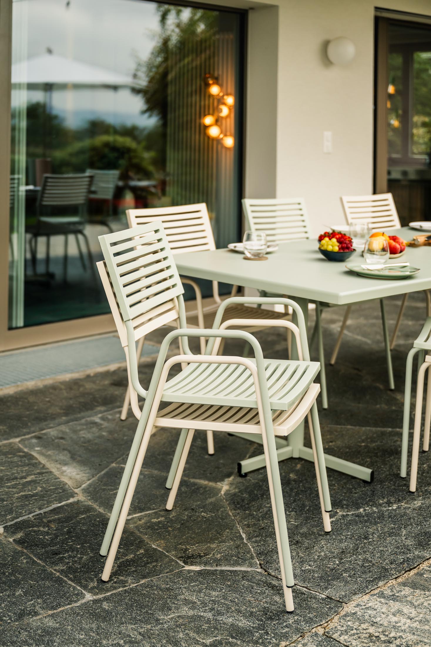 Bodensee Lamello-Gartenstuhl mit Armlehne in Anthrazit präsentiert im Onlineshop von KAQTU Design AG. Gartenstuhl mit Armlehnen ist von Schaffner
