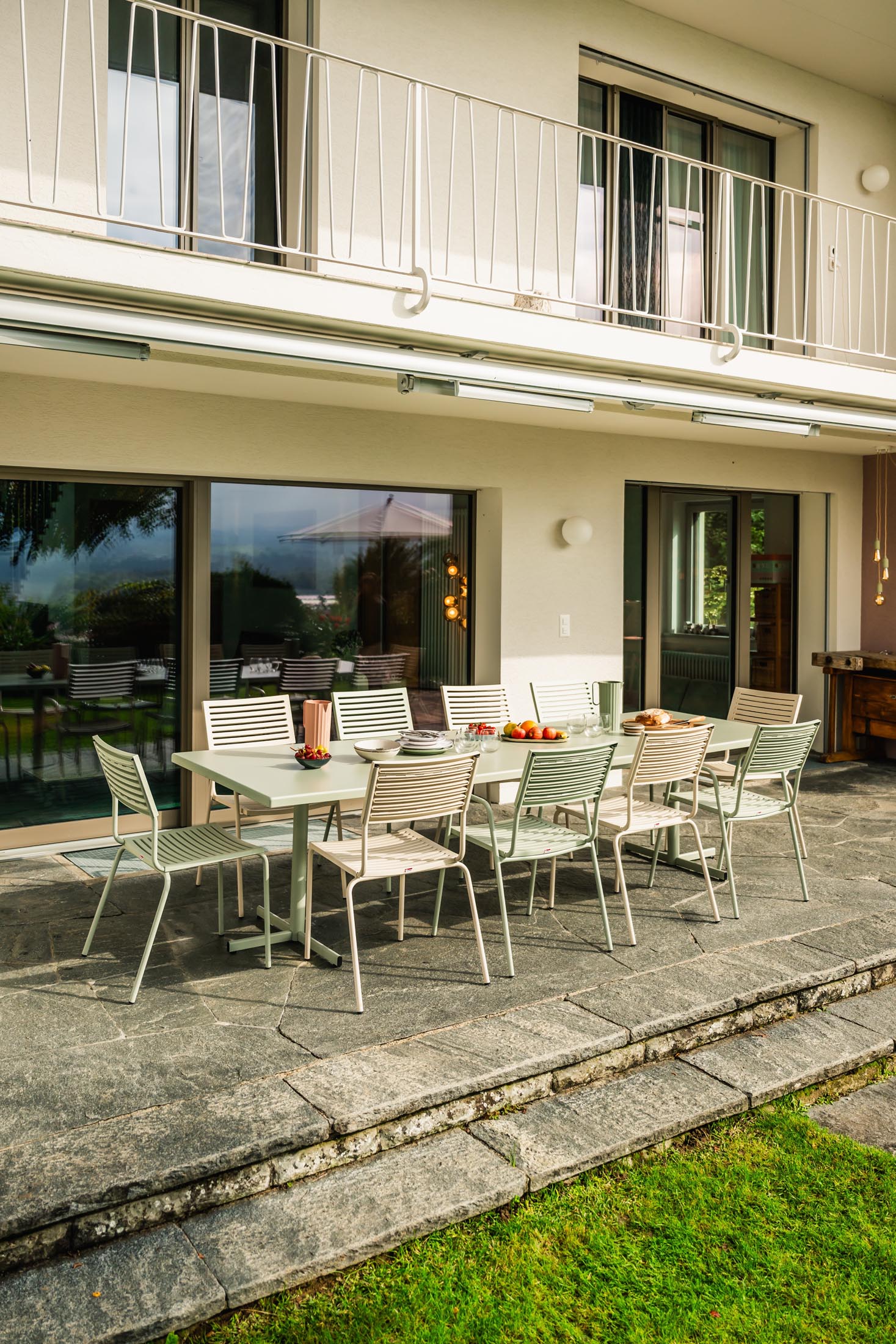 Bodensee Lamello-Gartenstuhl mit Armlehne in Anthrazit präsentiert im Onlineshop von KAQTU Design AG. Gartenstuhl mit Armlehnen ist von Schaffner
