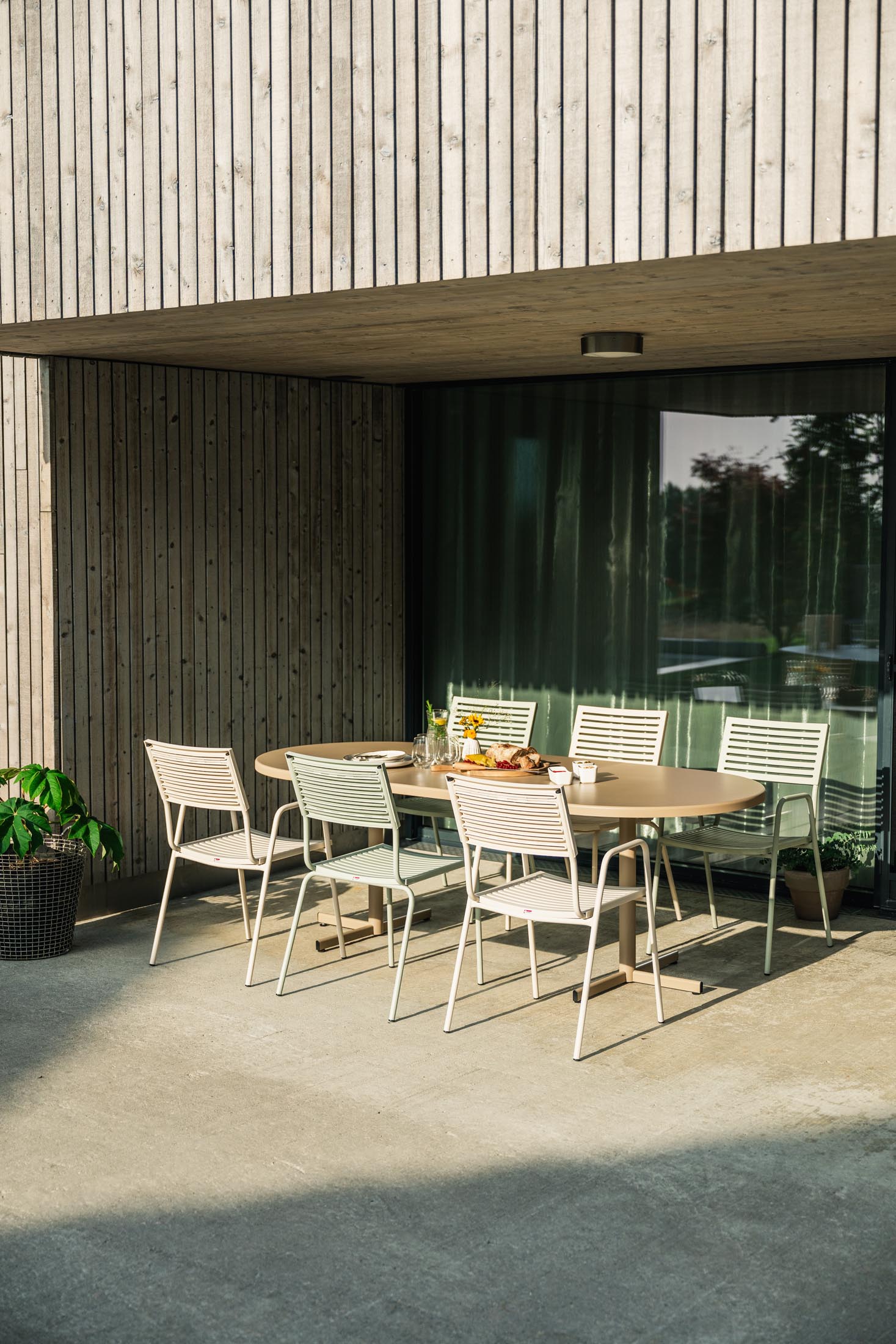 Bodensee Lamello-Gartenstuhl mit Armlehne in Anthrazit präsentiert im Onlineshop von KAQTU Design AG. Gartenstuhl mit Armlehnen ist von Schaffner