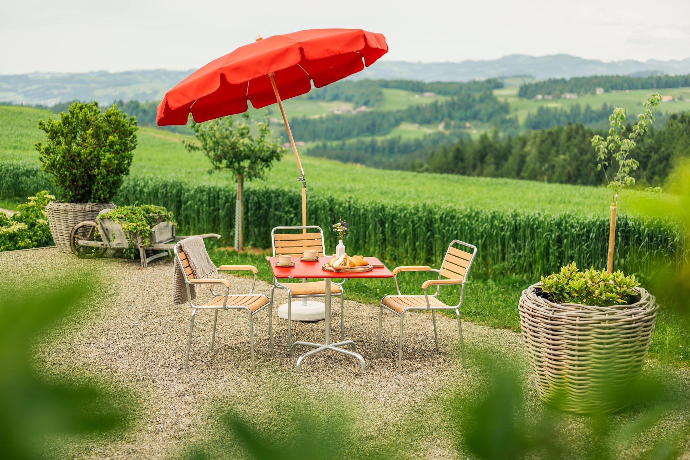 Rigi Holzlatten-Gartenstuhl ohne Armlehne in Natur geölt  präsentiert im Onlineshop von KAQTU Design AG. Gartenstuhl ist von Schaffner